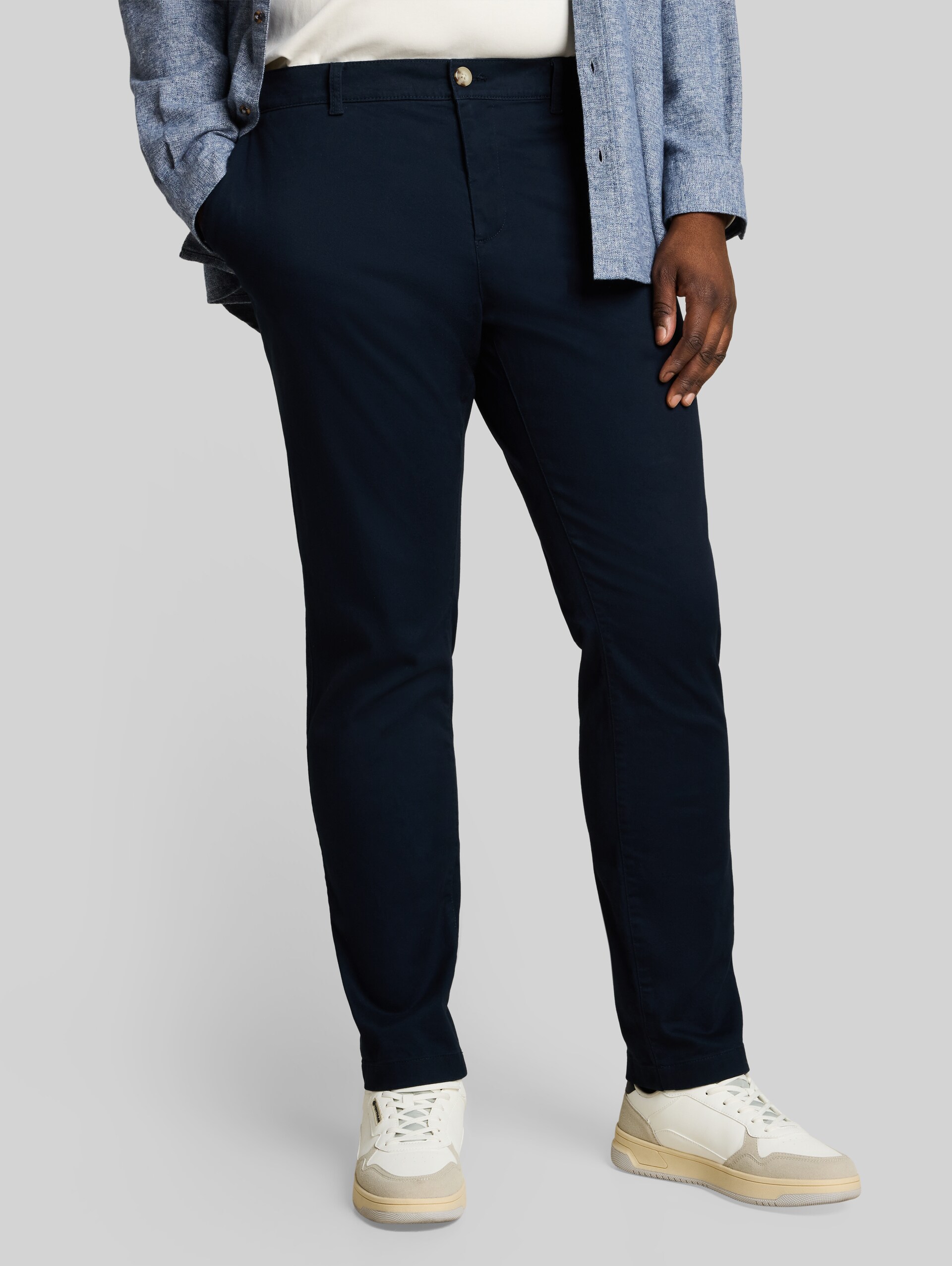 Plus Size - chino met normale pasvorm - sky captain blue - Nek model vooraanzicht