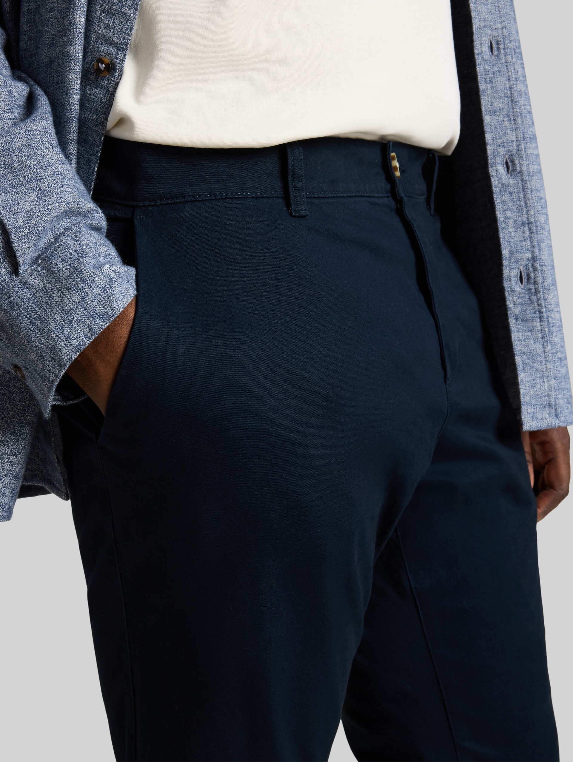 Plus Size - chino met normale pasvorm - sky captain blue - Detailaanzicht model