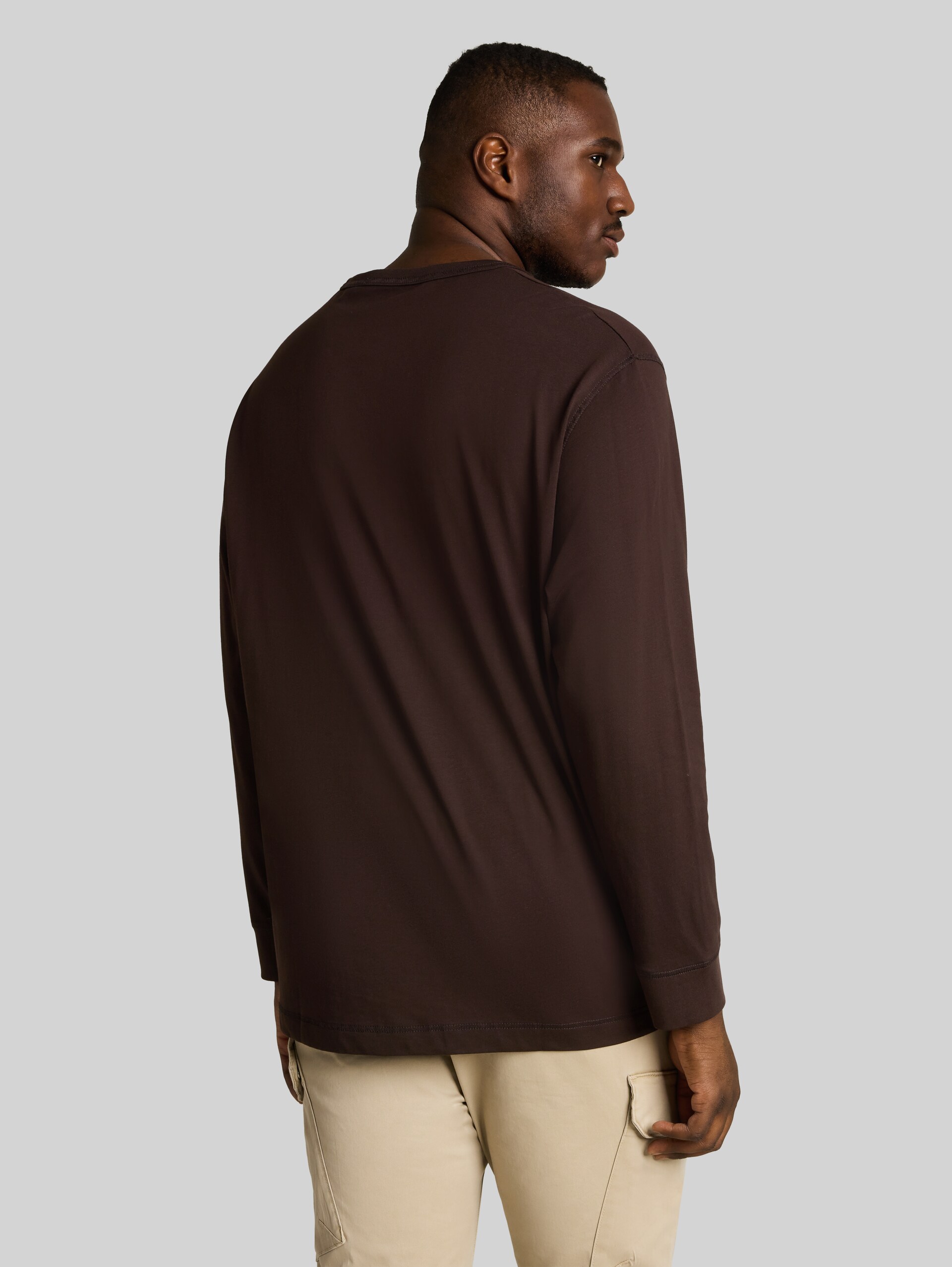 Plus Size - Langarmshirt aus Baumwolle - Dark Chocolate Brown - Auschnitt Model-Rückansicht