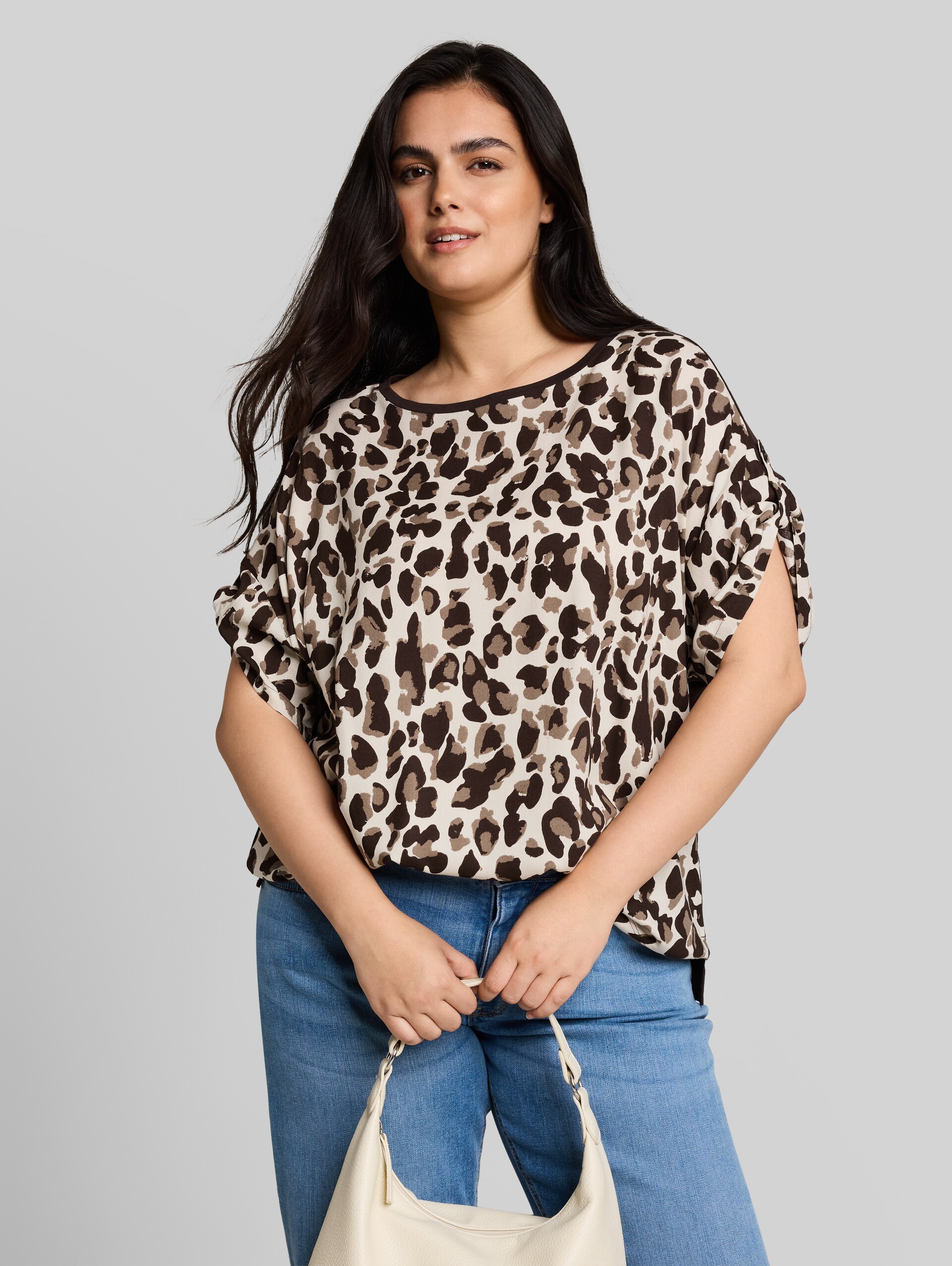 Plus Size - T-shirt à imprimé léopard - brown beige leo print - Découpe Vue de face du modèle