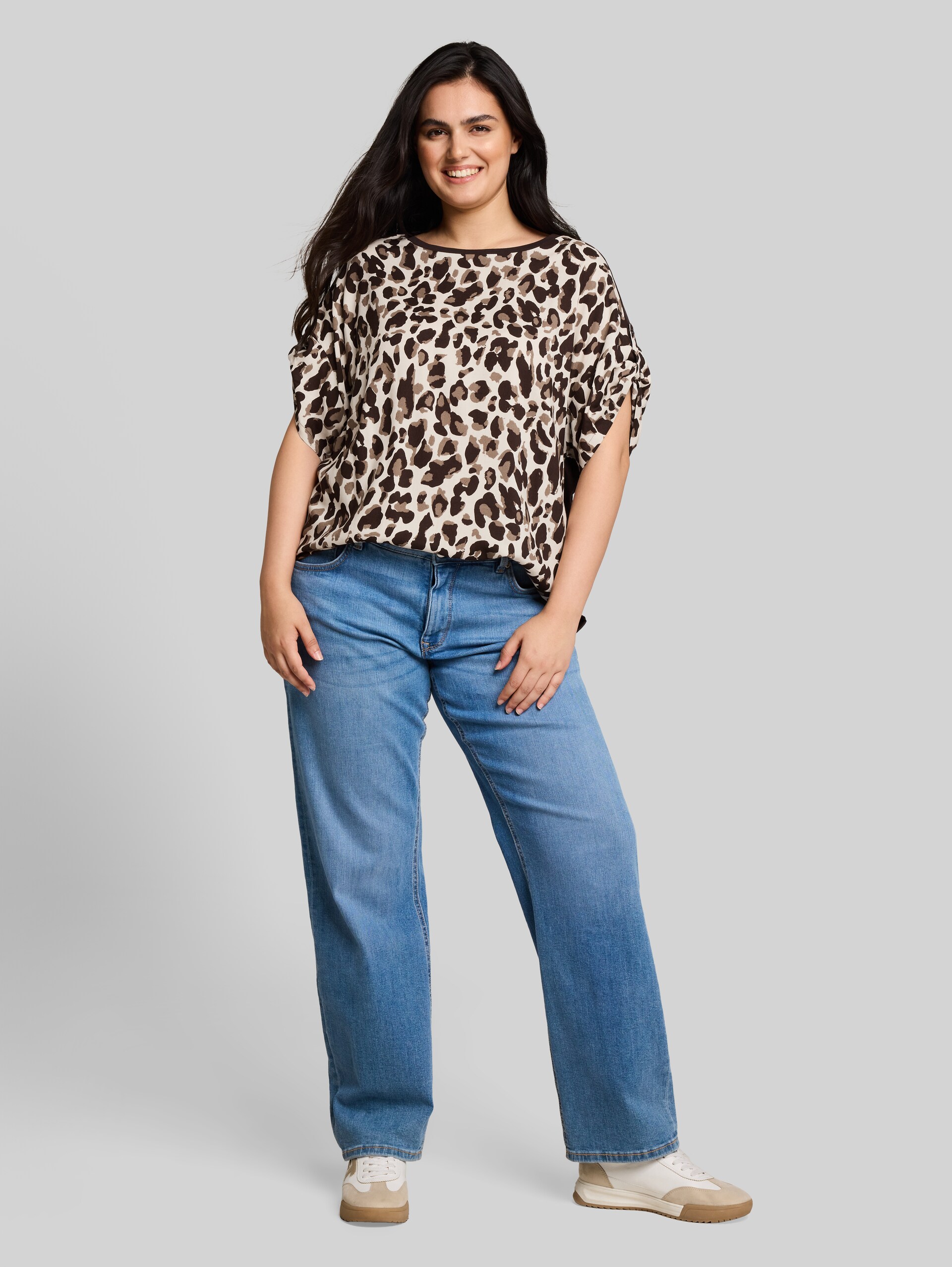 Plus Size - T-shirt à imprimé léopard - brown beige leo print - Vue de face du modèle
