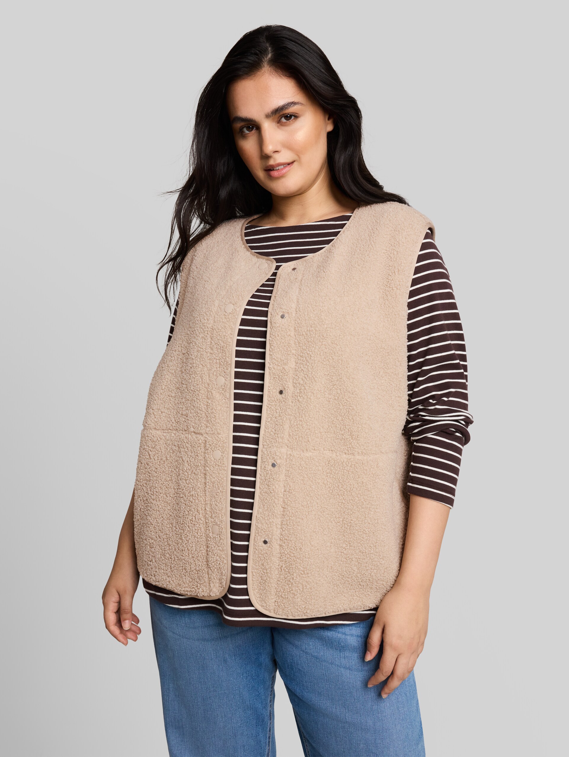 Plus Size - Boxy Fit Teddy Weste - Gravel Beige - Ausschnitt Model-Vorderansicht
