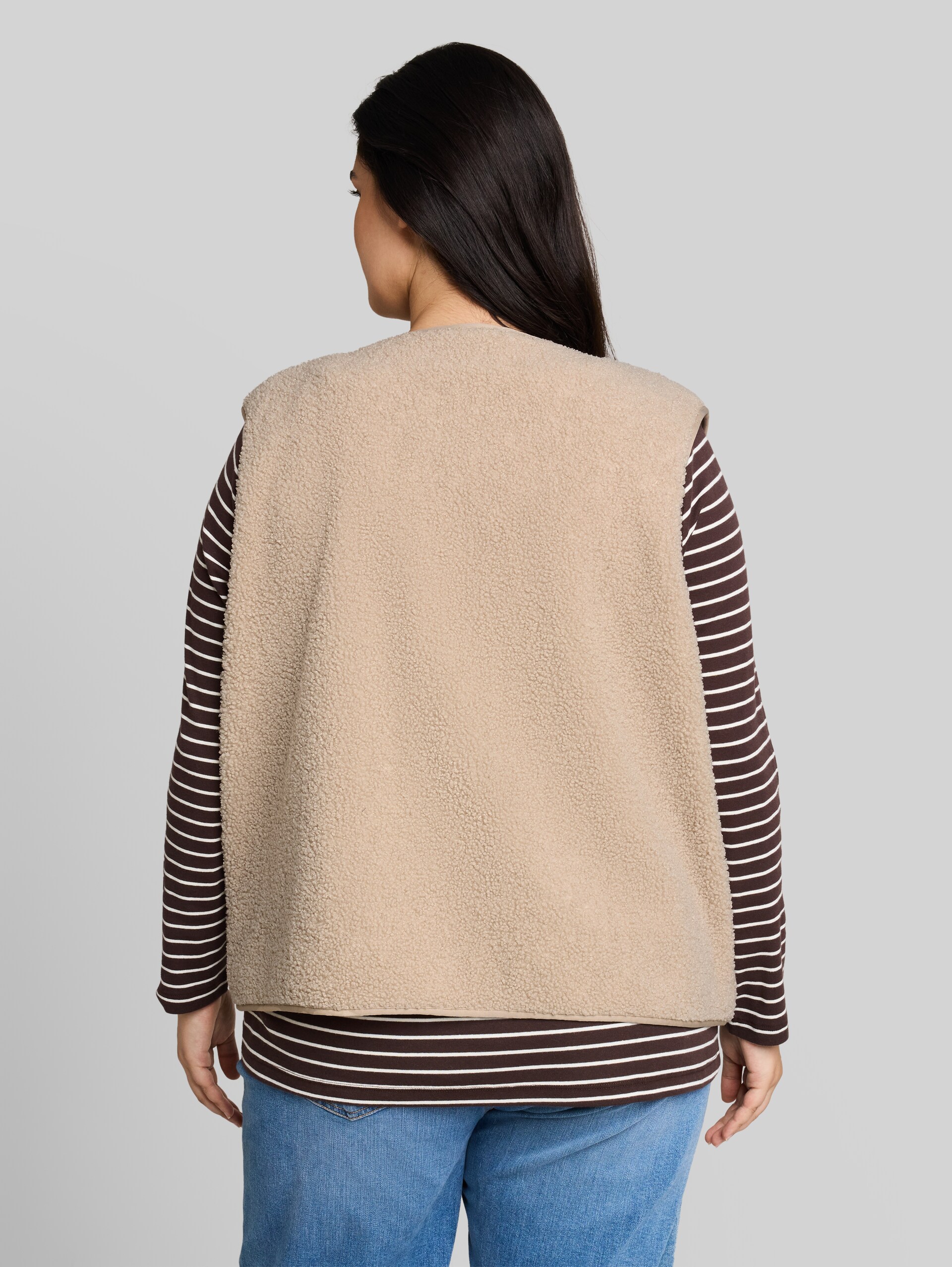 Plus Size - Boxy Fit Teddy Weste - Gravel Beige - Auschnitt Model-Rückansicht