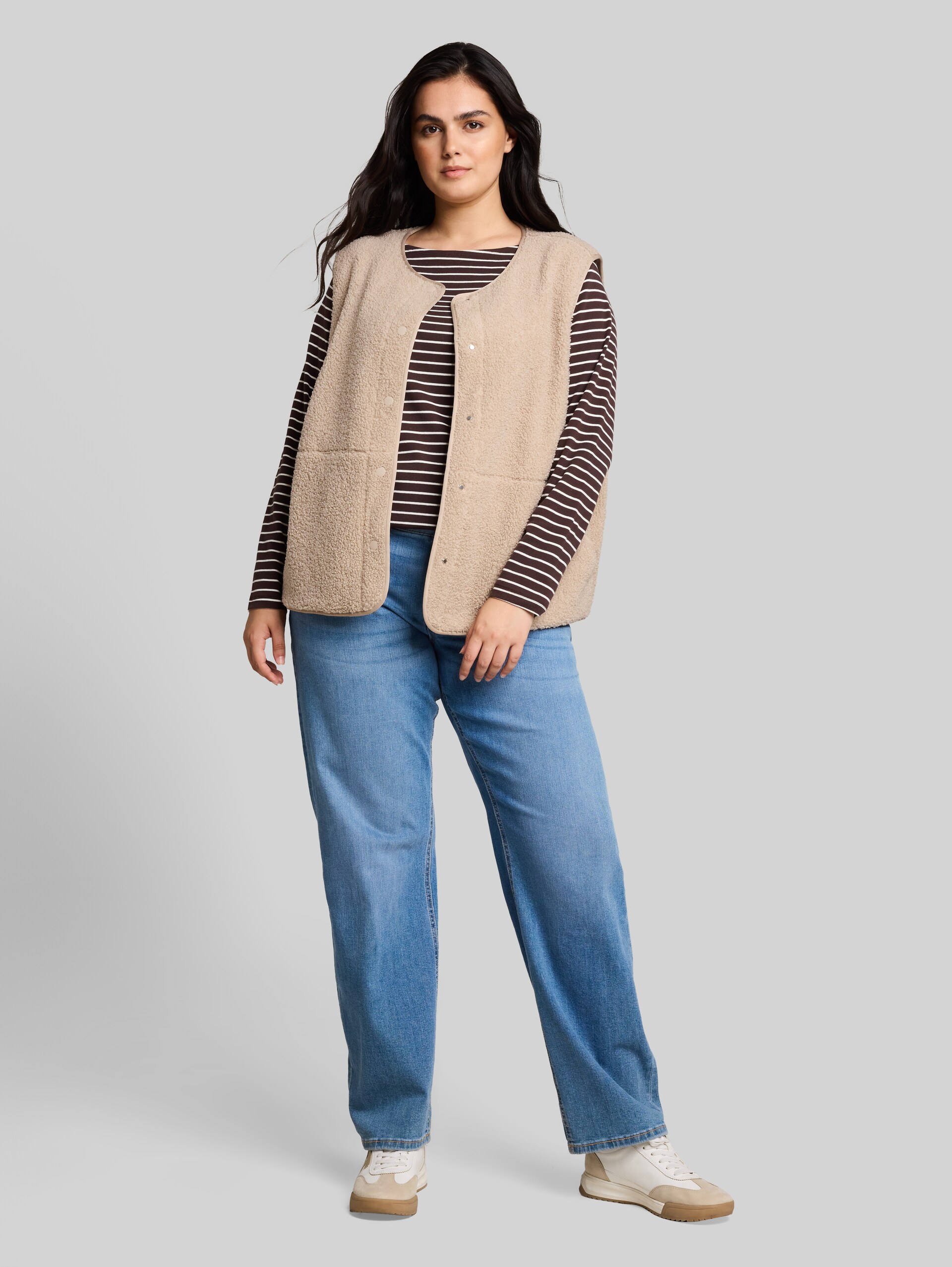 Plus Size - Boxy Fit Teddy Weste - Gravel Beige - Model-Vorderansicht