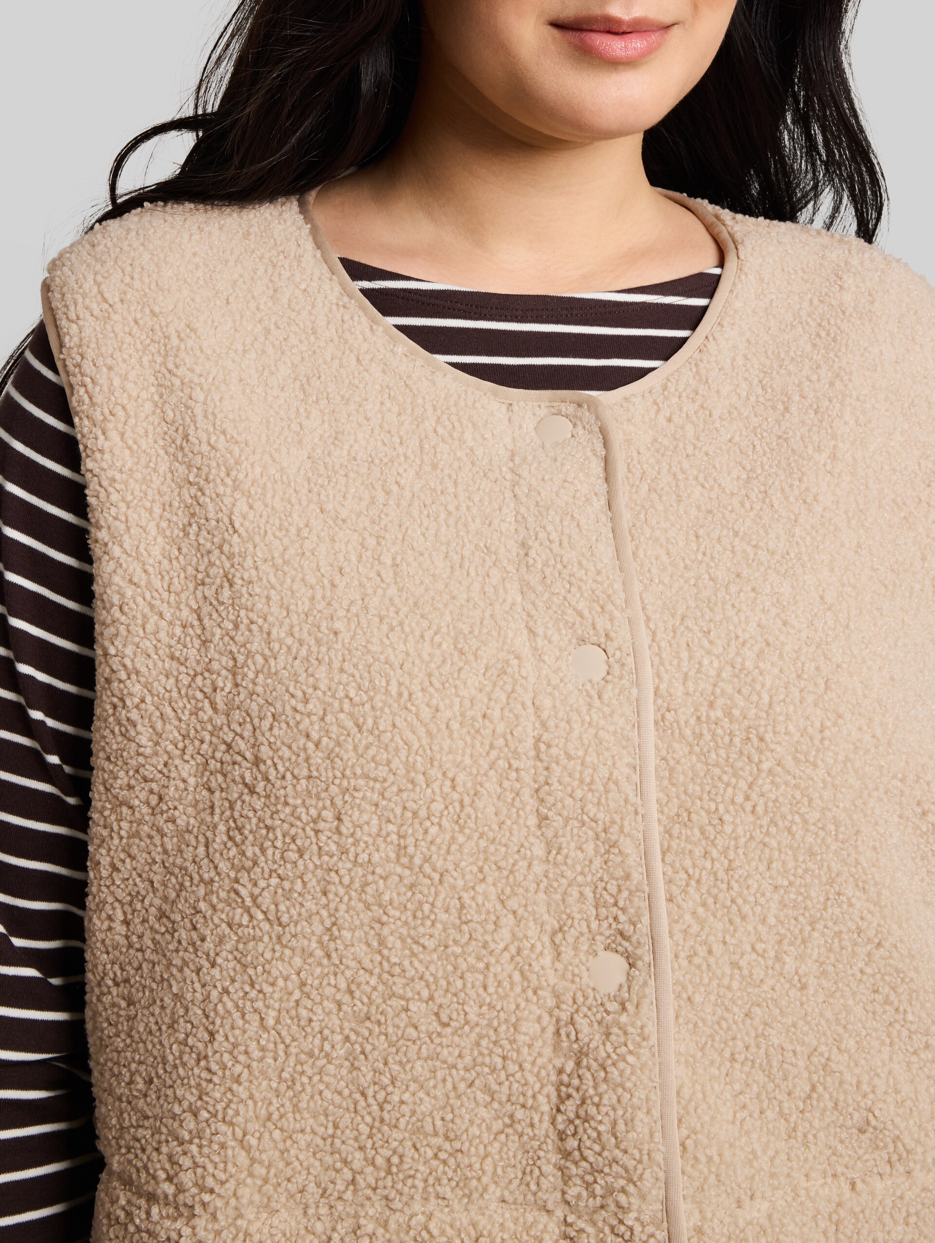 Plus Size - Boxy Fit Teddy Weste - Gravel Beige - Detail-Model-Ansicht