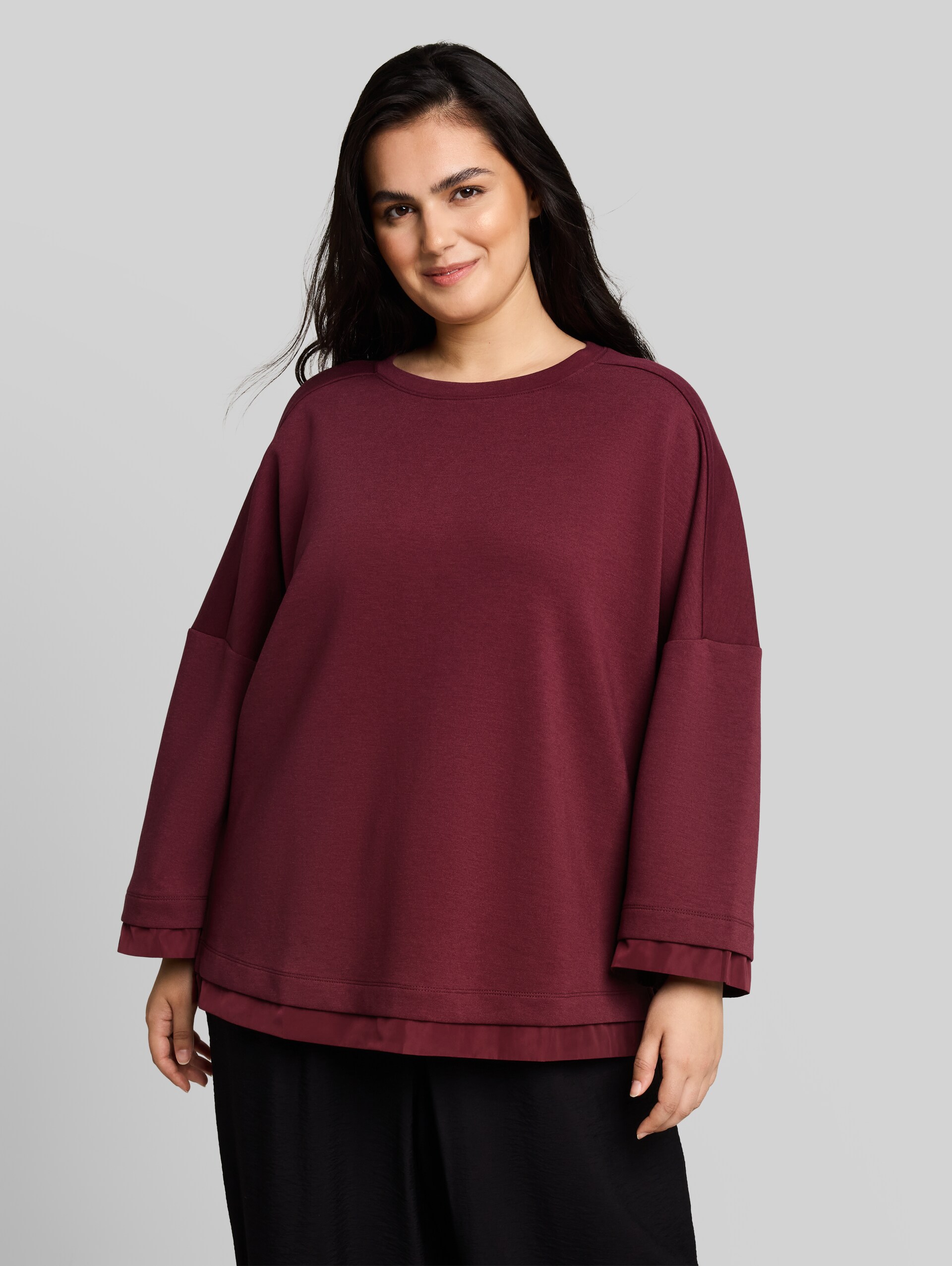Plus Size - Sweatshirt met losse pasvorm en 7/8-mouwen - Preppy Plum - Nek model vooraanzicht