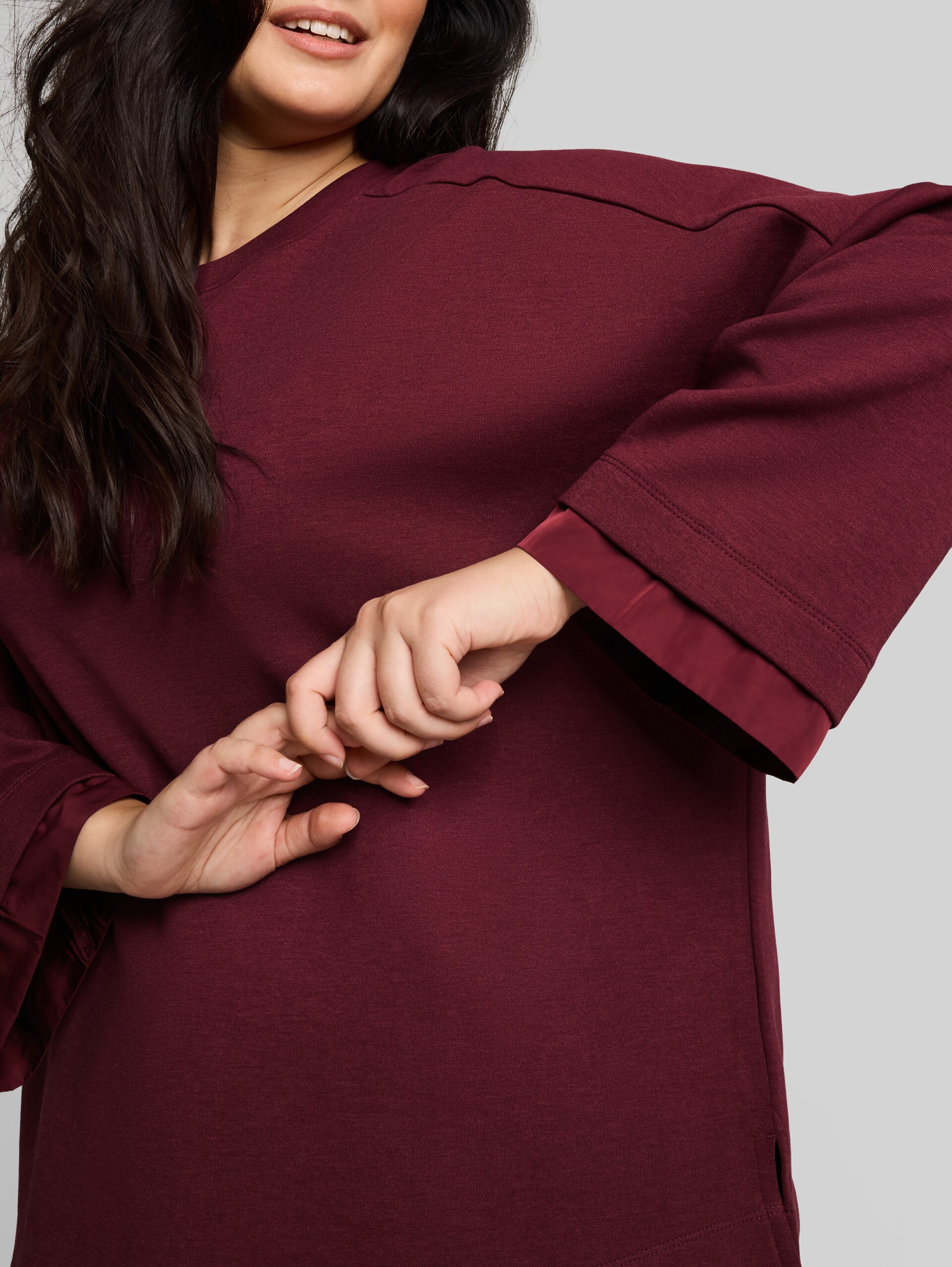 Plus Size - Sweatshirt met losse pasvorm en 7/8-mouwen - Preppy Plum - Detailaanzicht model