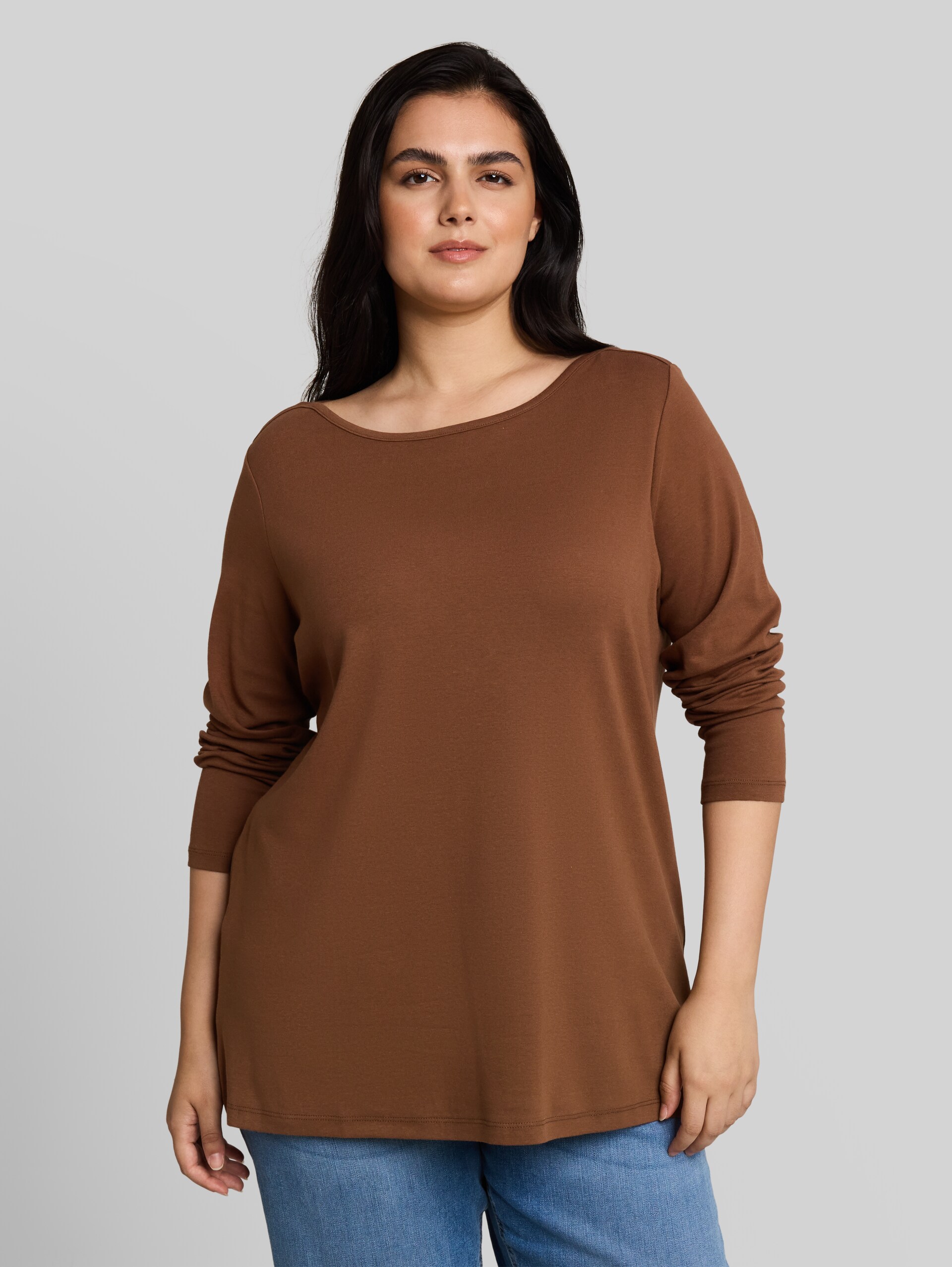 Plus Size - T-shirt à manches longues coupe ajustée avec encolure bateau - camel - Découpe Vue de face du modèle