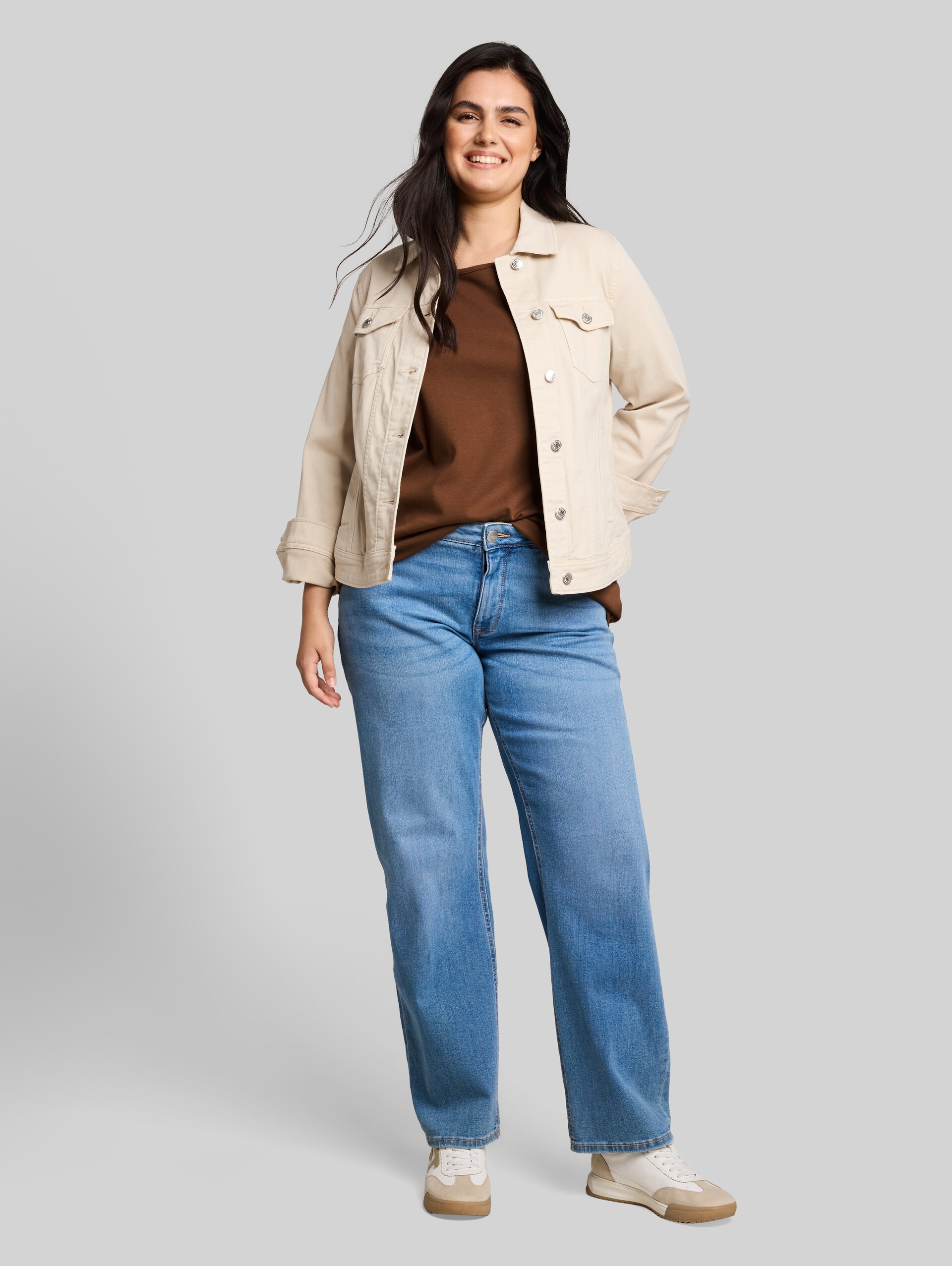 Plus Size - T-shirt à manches longues coupe ajustée avec encolure bateau - camel - Vue de face du modèle