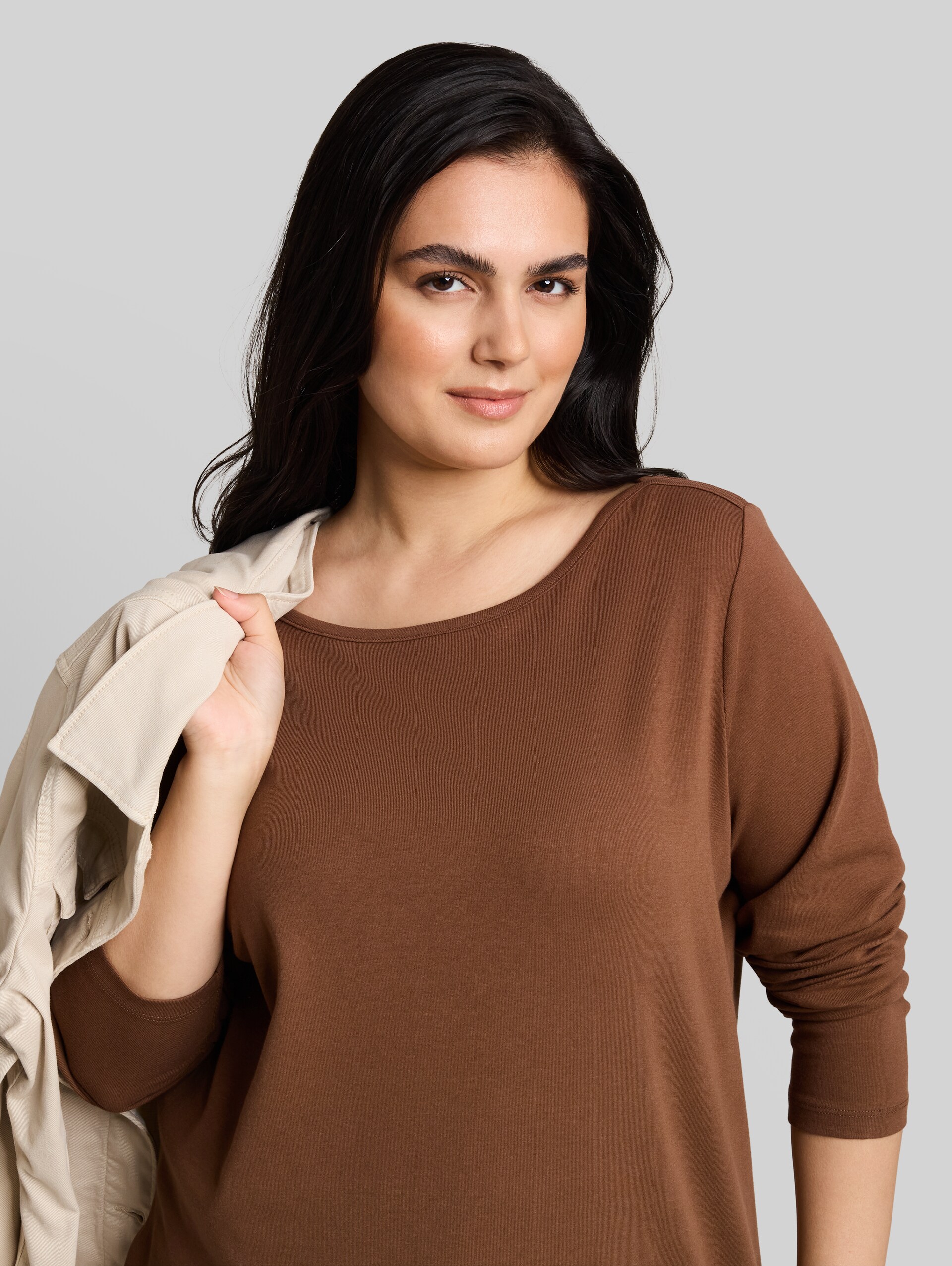 Plus Size - T-shirt à manches longues coupe ajustée avec encolure bateau - camel - Vue détaillée du modèle