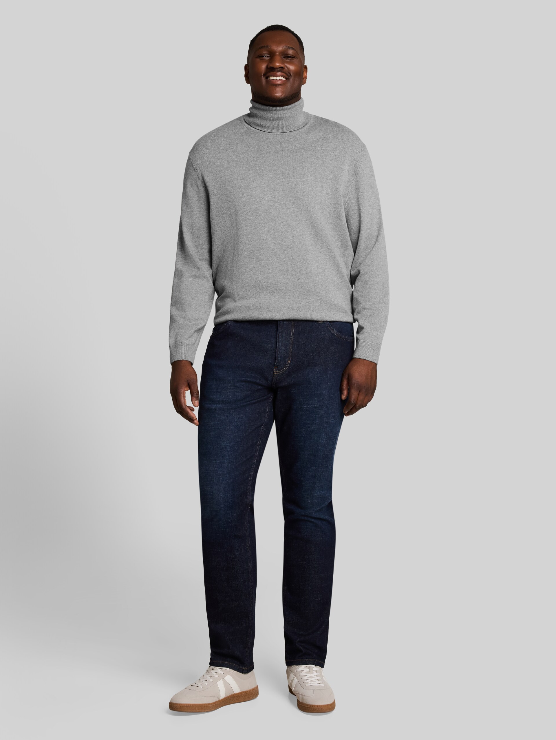 Plus Size - katoenen coltrui - Knit Grey Melange - Model vooraanzicht