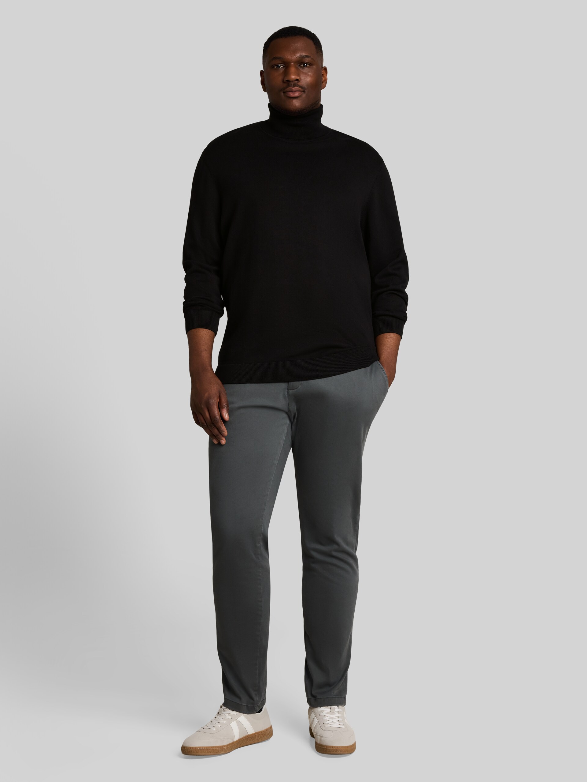 Plus Size - katoenen coltrui - Black - Model vooraanzicht