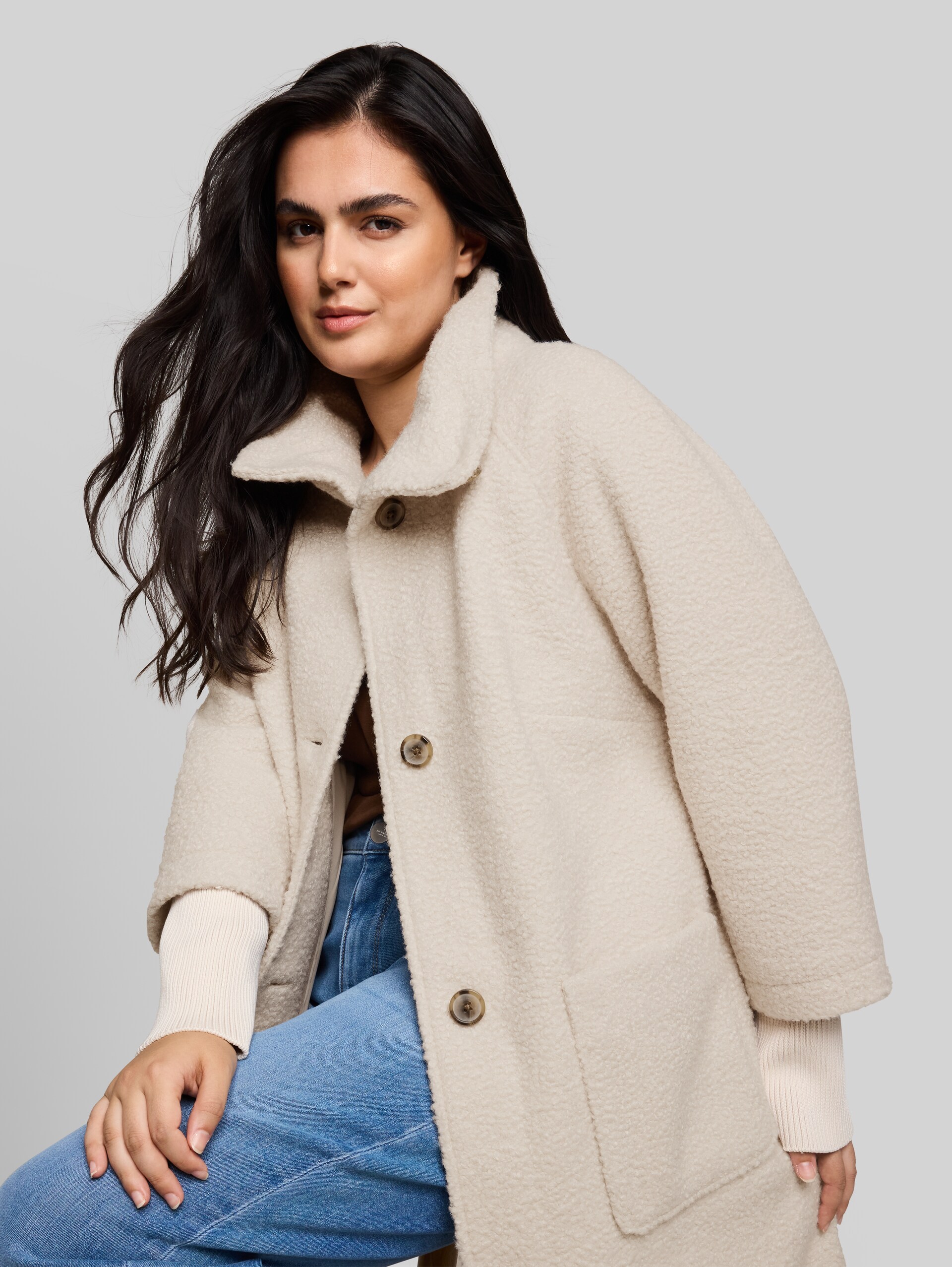 Plus Size - Bouclé Mantel im 2-in-1-Look - cold beige - Detail-Model-Ansicht