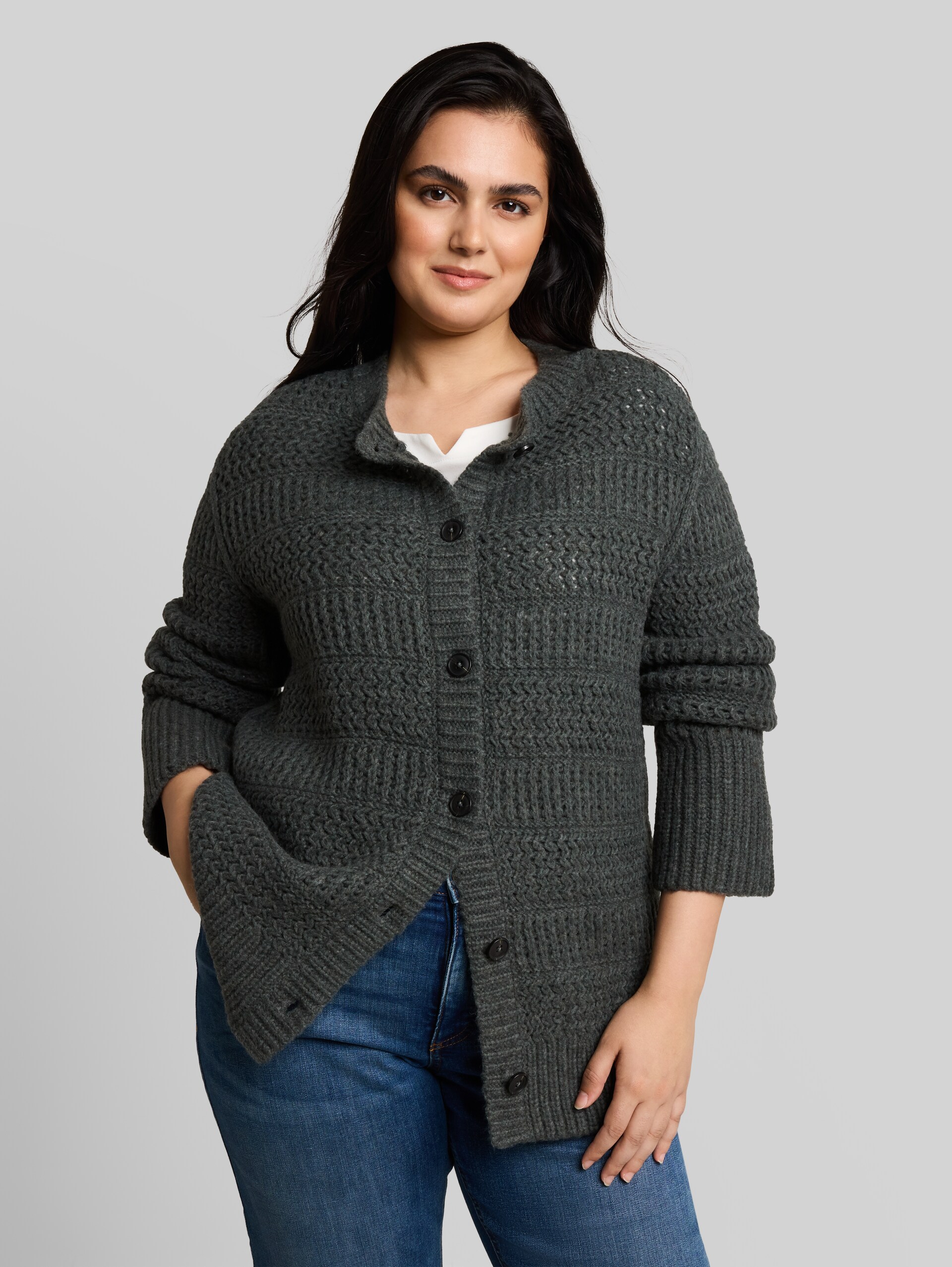 Plus Size - Cardigan mit Wollanteil - dark olive melange - Ausschnitt Model-Vorderansicht