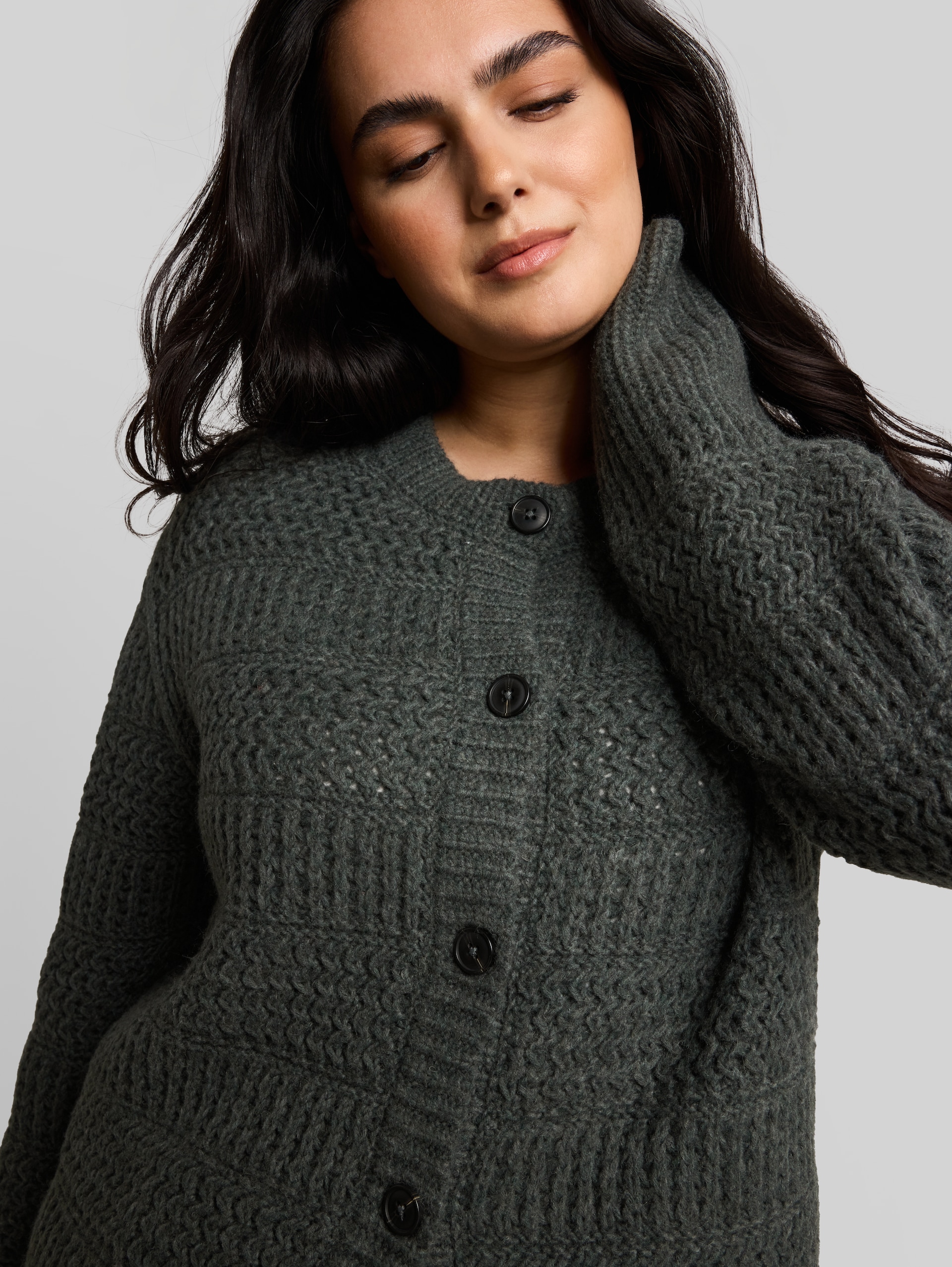 Plus Size - Cardigan mit Wollanteil - dark olive melange - Detail-Model-Ansicht