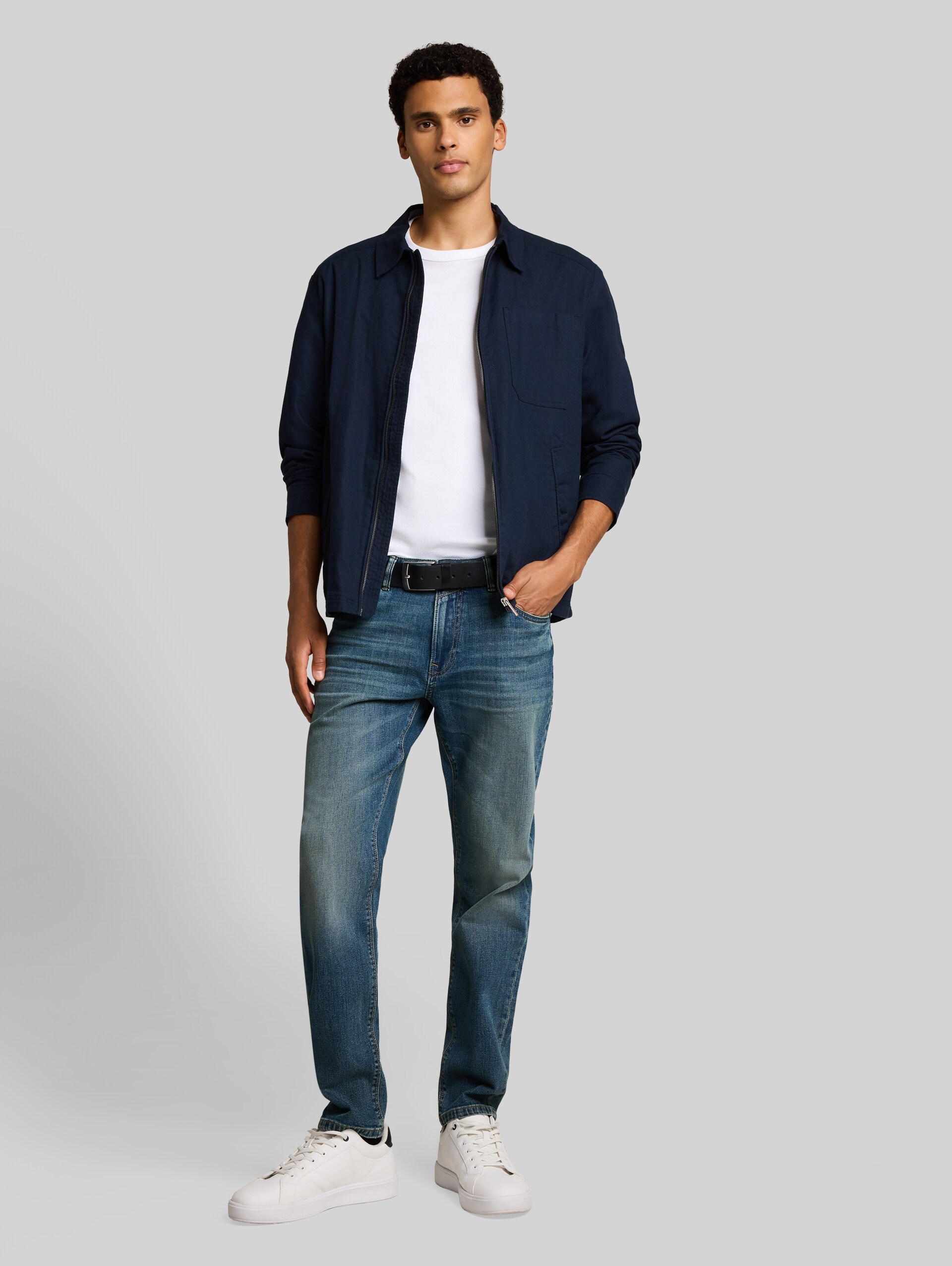 TTBRYDEN taps toelopende jeans - Tinted Blue Denim - Model vooraanzicht
