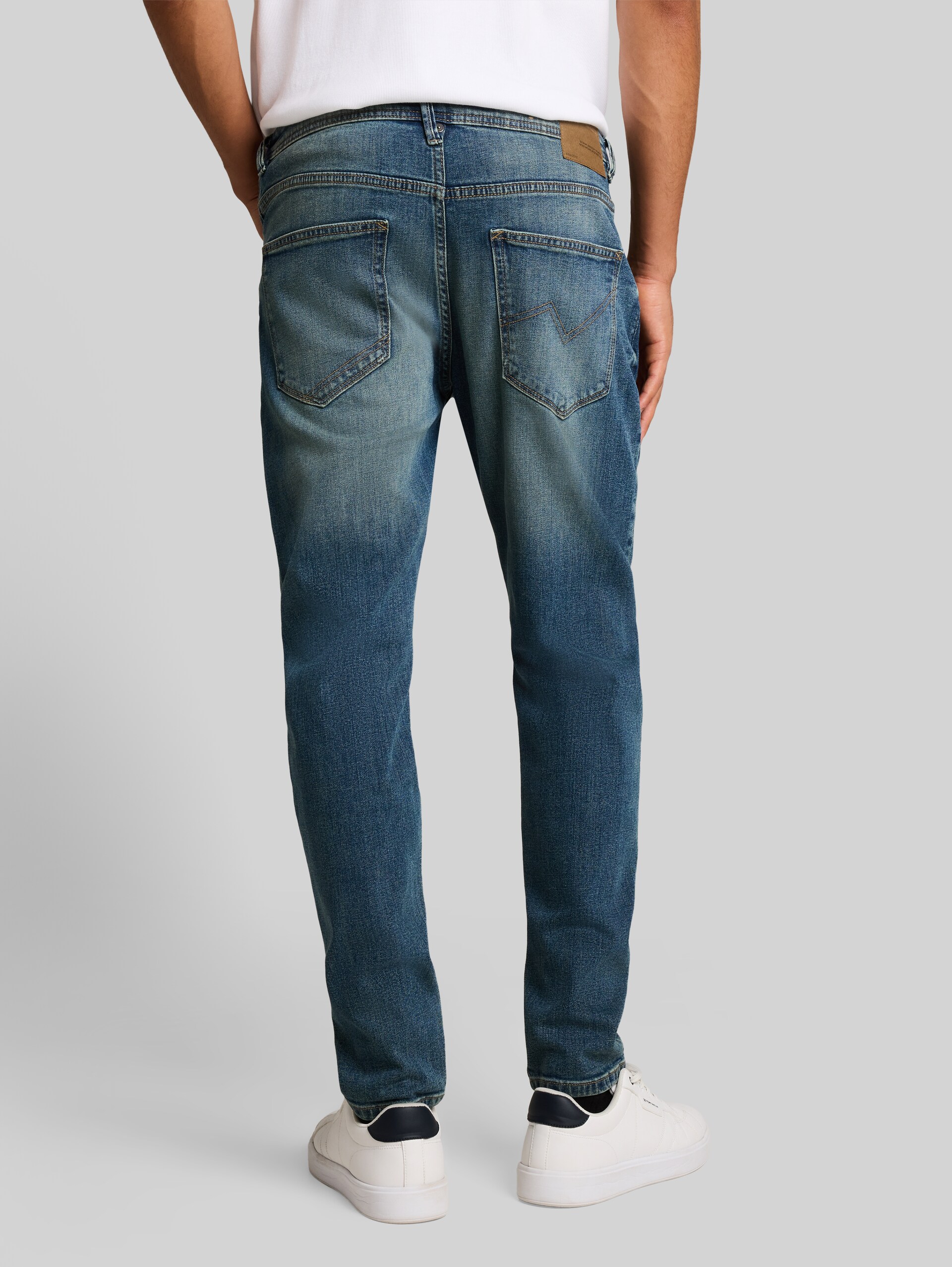 TTBRYDEN taps toelopende jeans - Tinted Blue Denim - Neklijn model-achteraanzicht