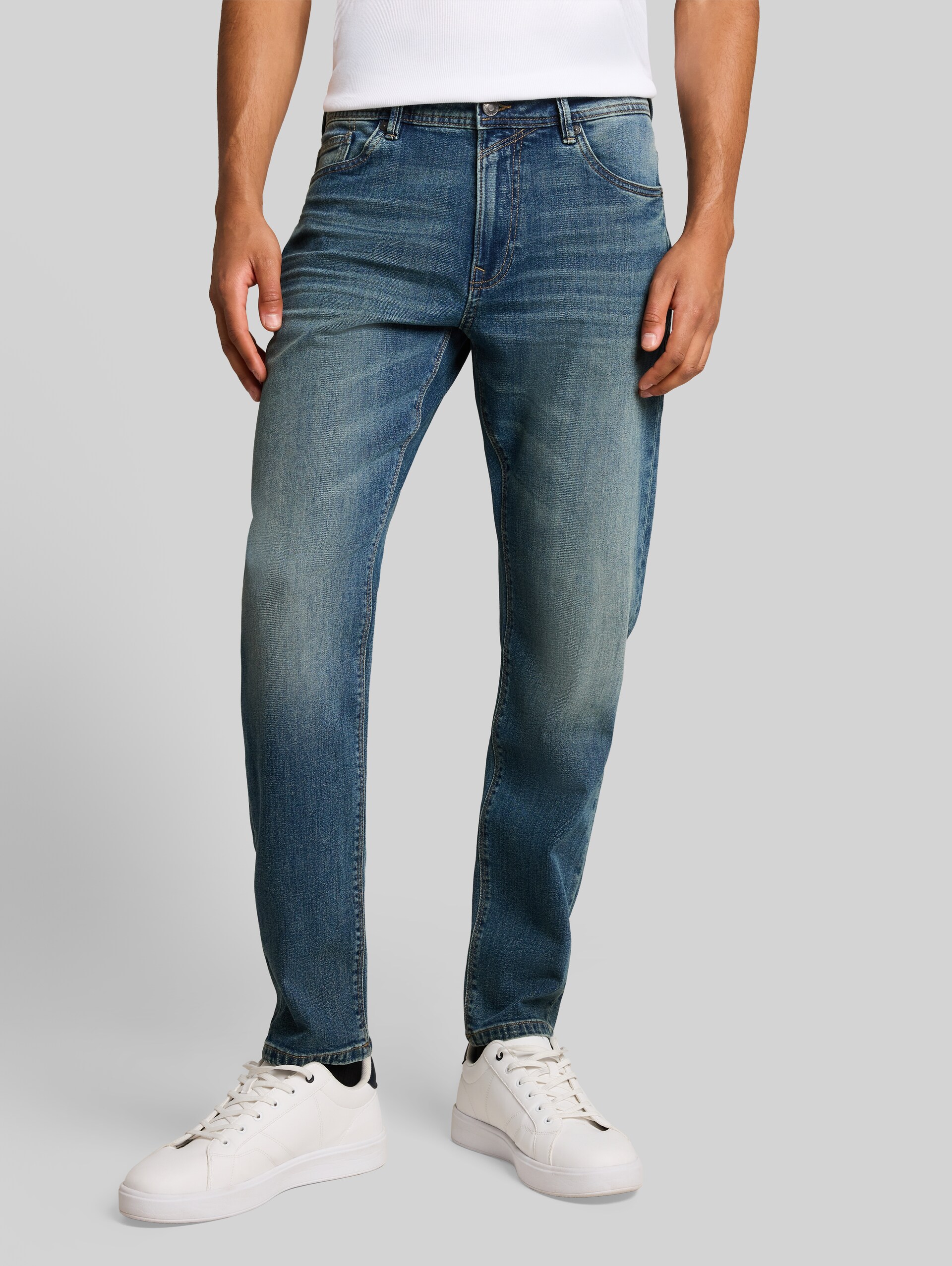 TTBRYDEN taps toelopende jeans - Tinted Blue Denim - Nek model vooraanzicht