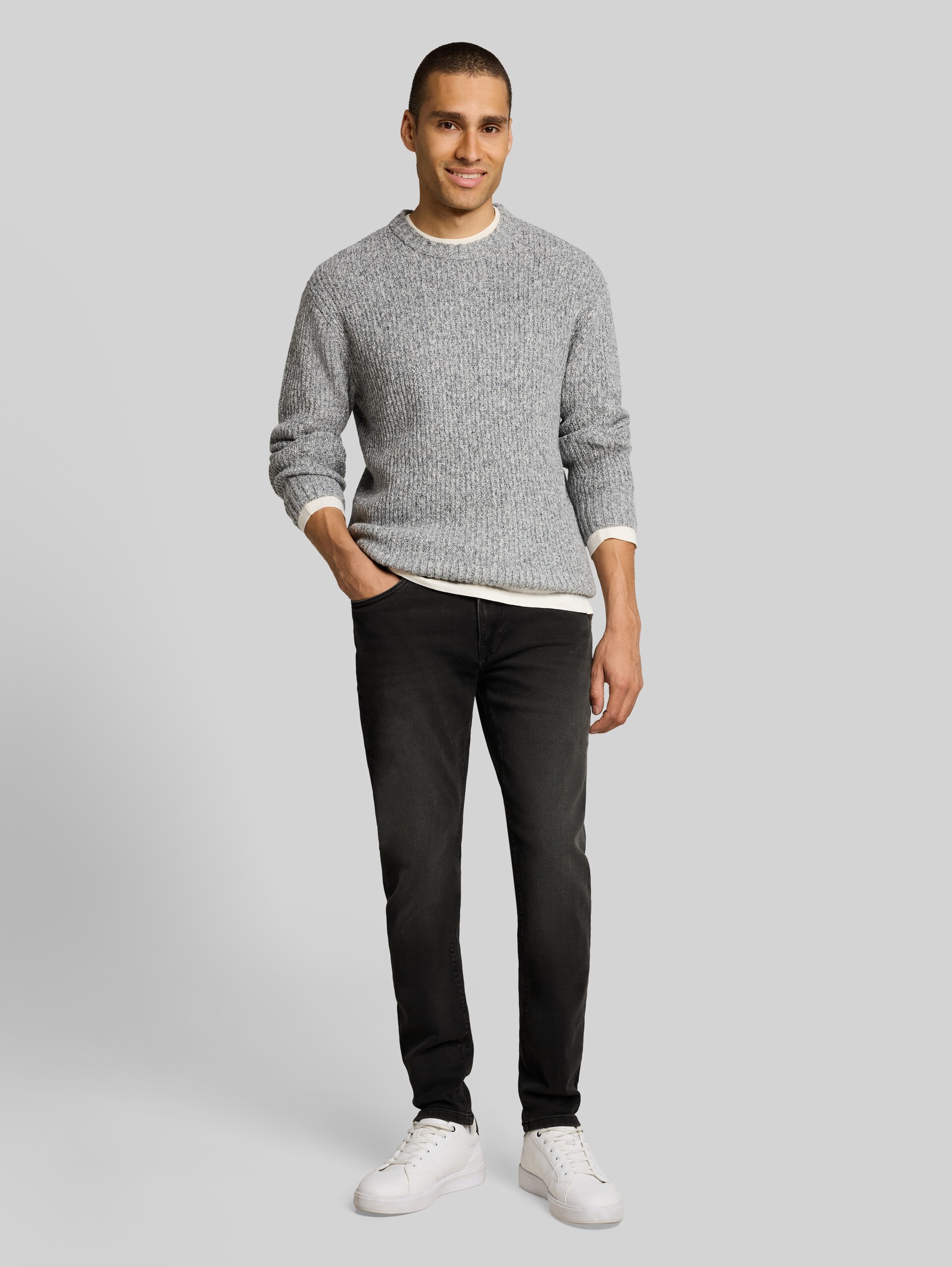 TTBRYDEN TAPERED Jeans - tinted   black denim - Model-Vorderansicht