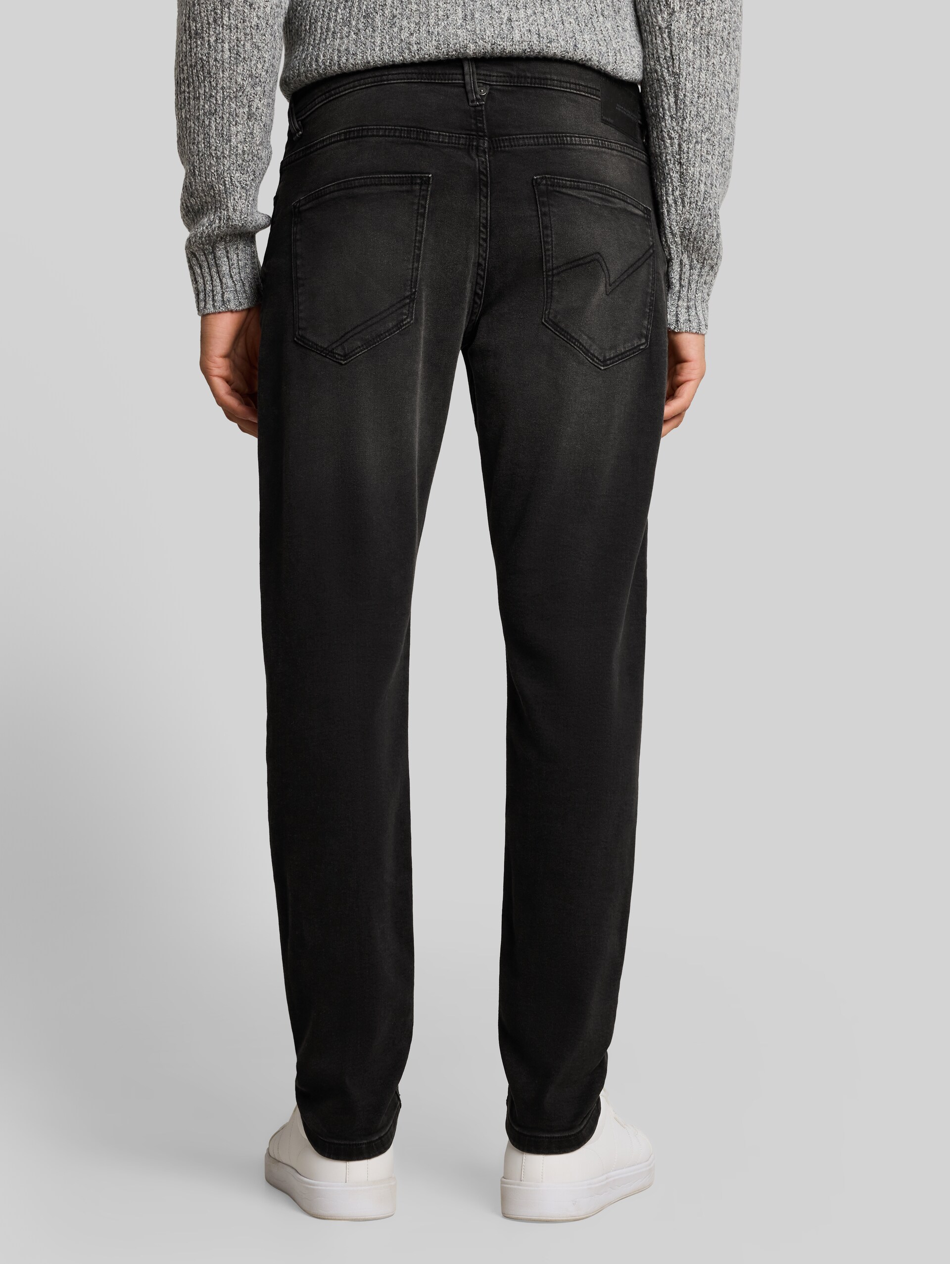 TTBRYDEN TAPERED Jeans - tinted   black denim - Auschnitt Model-Rückansicht