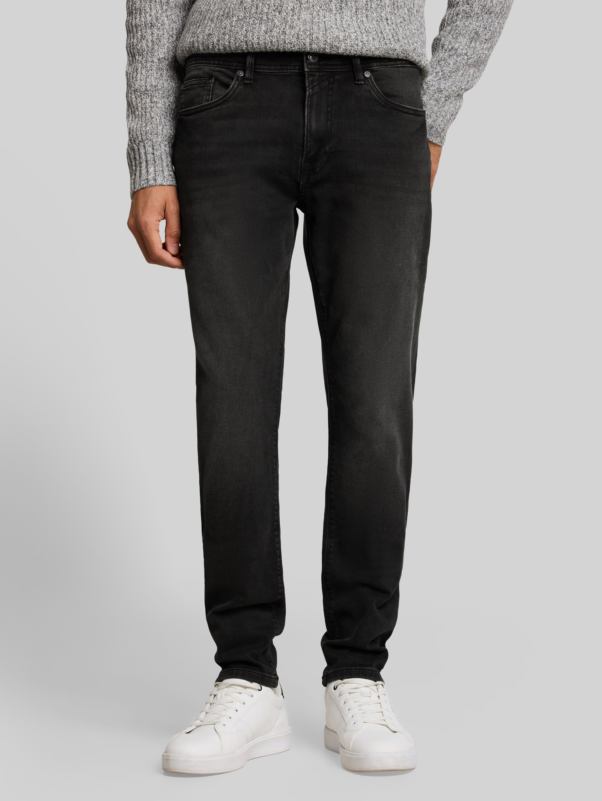 TTBRYDEN TAPERED Jeans - tinted   black denim - Ausschnitt Model-Vorderansicht