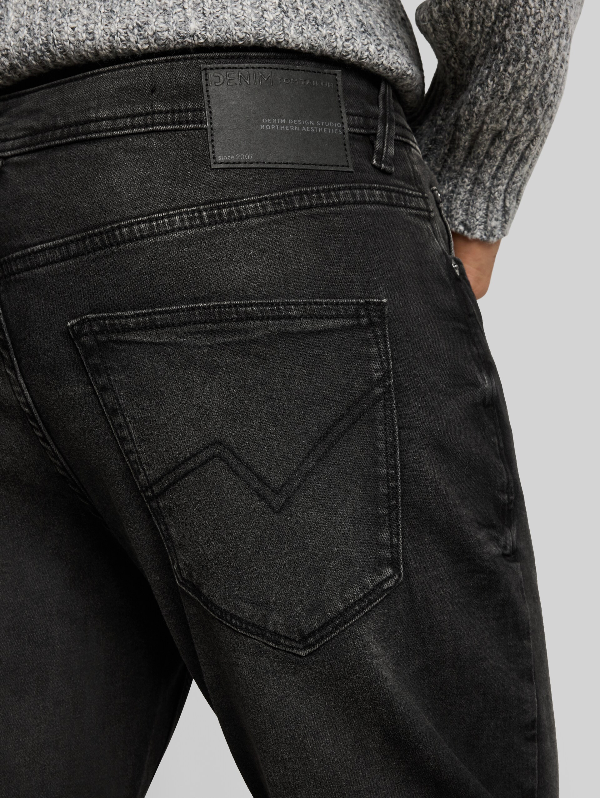 TTBRYDEN TAPERED Jeans - tinted   black denim - Detail-Model-Ansicht