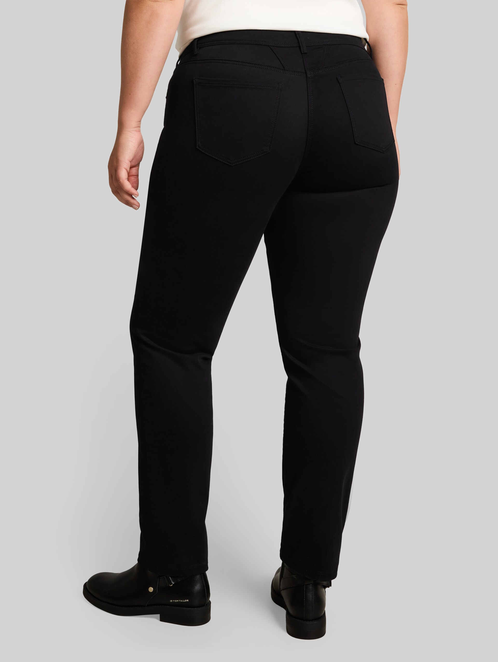 Plus Size - Slim Fit Hose - deep black - Auschnitt Model-Rückansicht