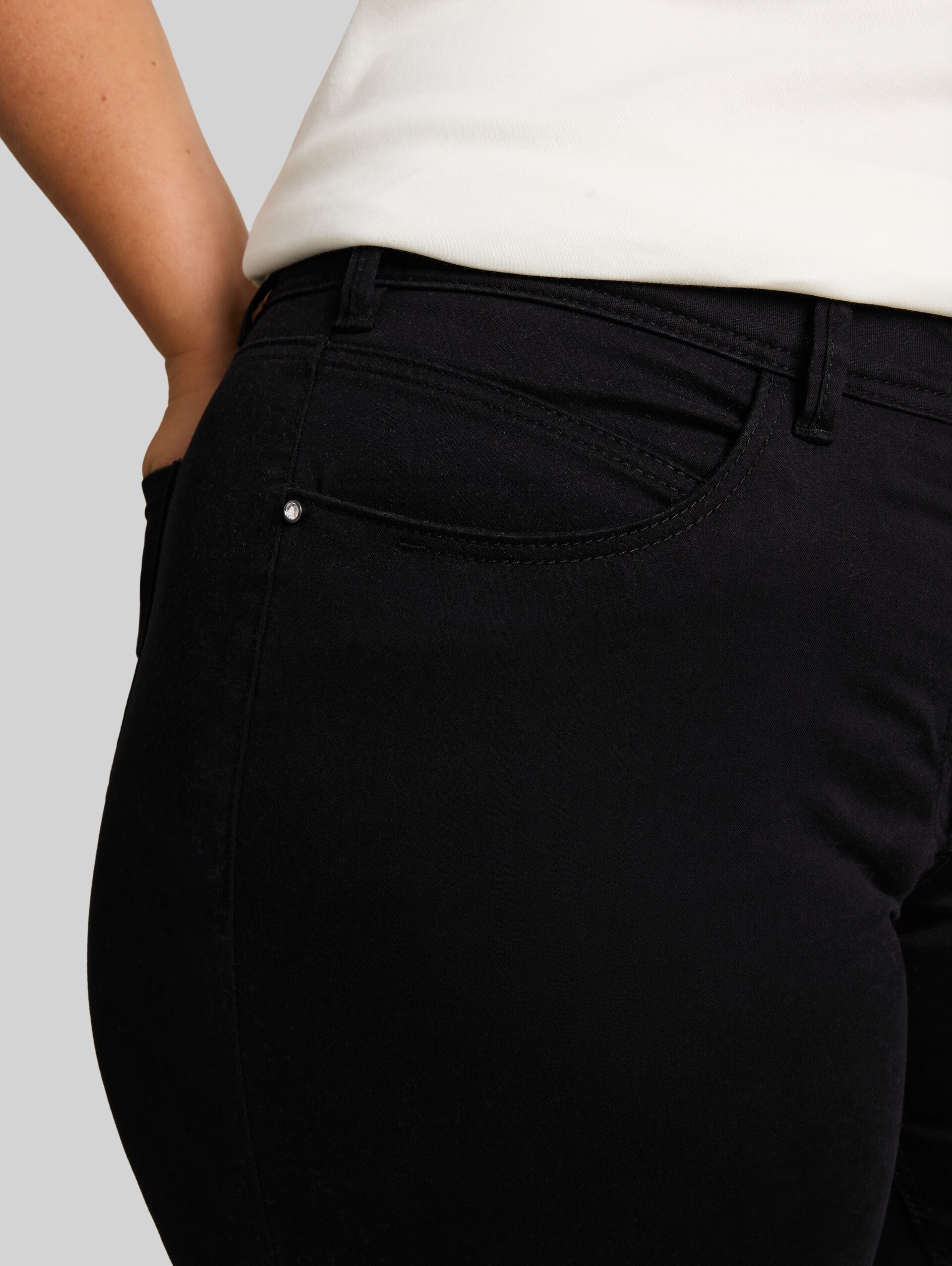 Plus Size - Slim Fit Hose - deep black - Detail-Model-Ansicht