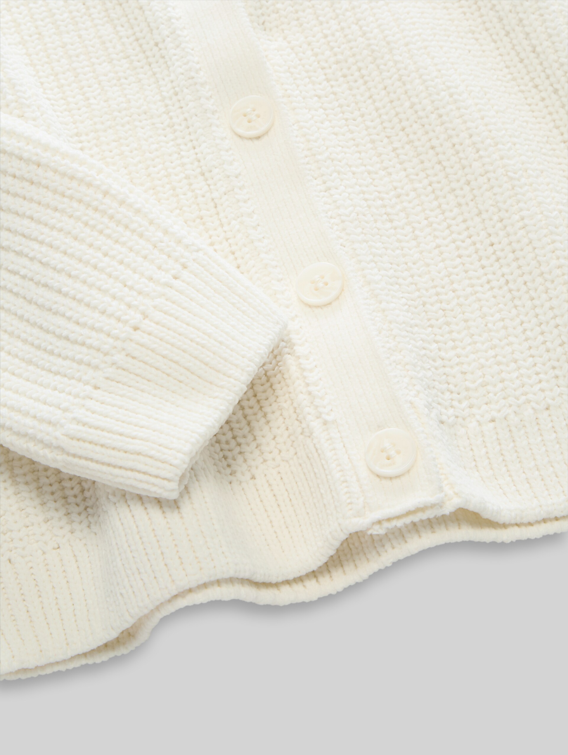 Cropped Cardigan mit V-Ausschnitt - Wool White - Detail-Model-Ansicht