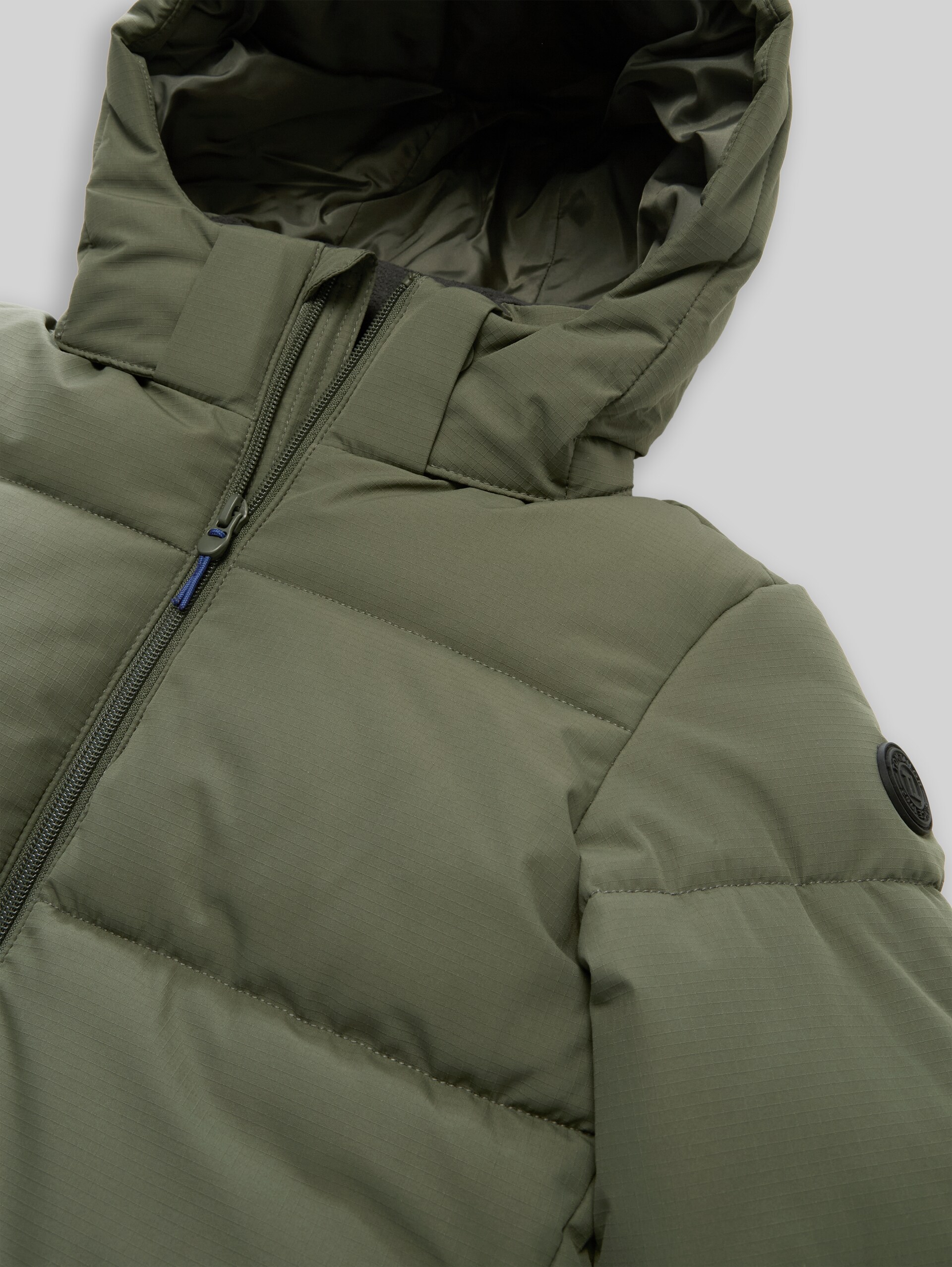 Puffer-Jacke mit abnehmbarer Kapuze - urban olive green - Detail-Model-Ansicht