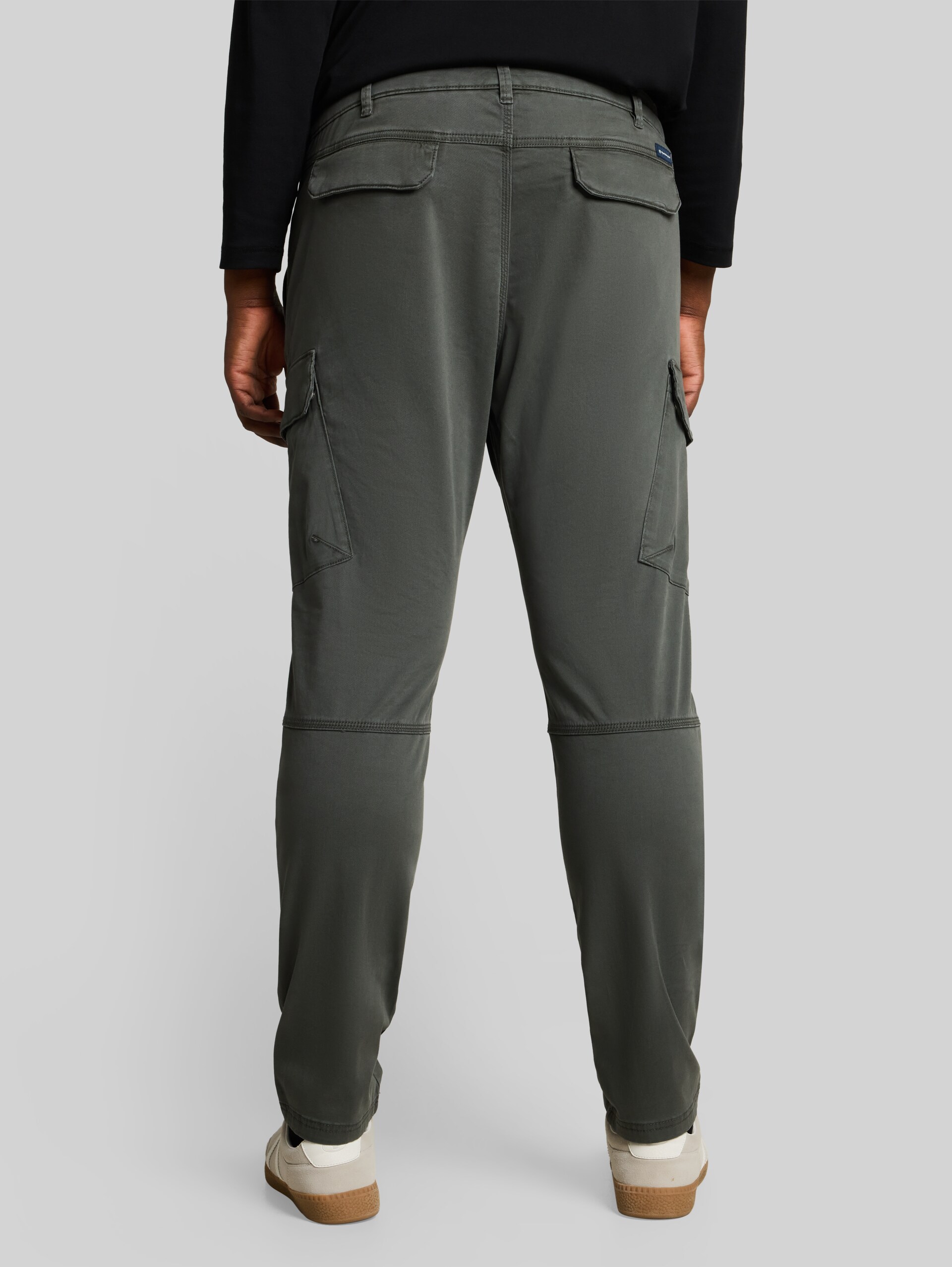 Plus Size - Regular Fit Cargo Hose im Washed-Look - Darkest Olive - Auschnitt Model-Rückansicht
