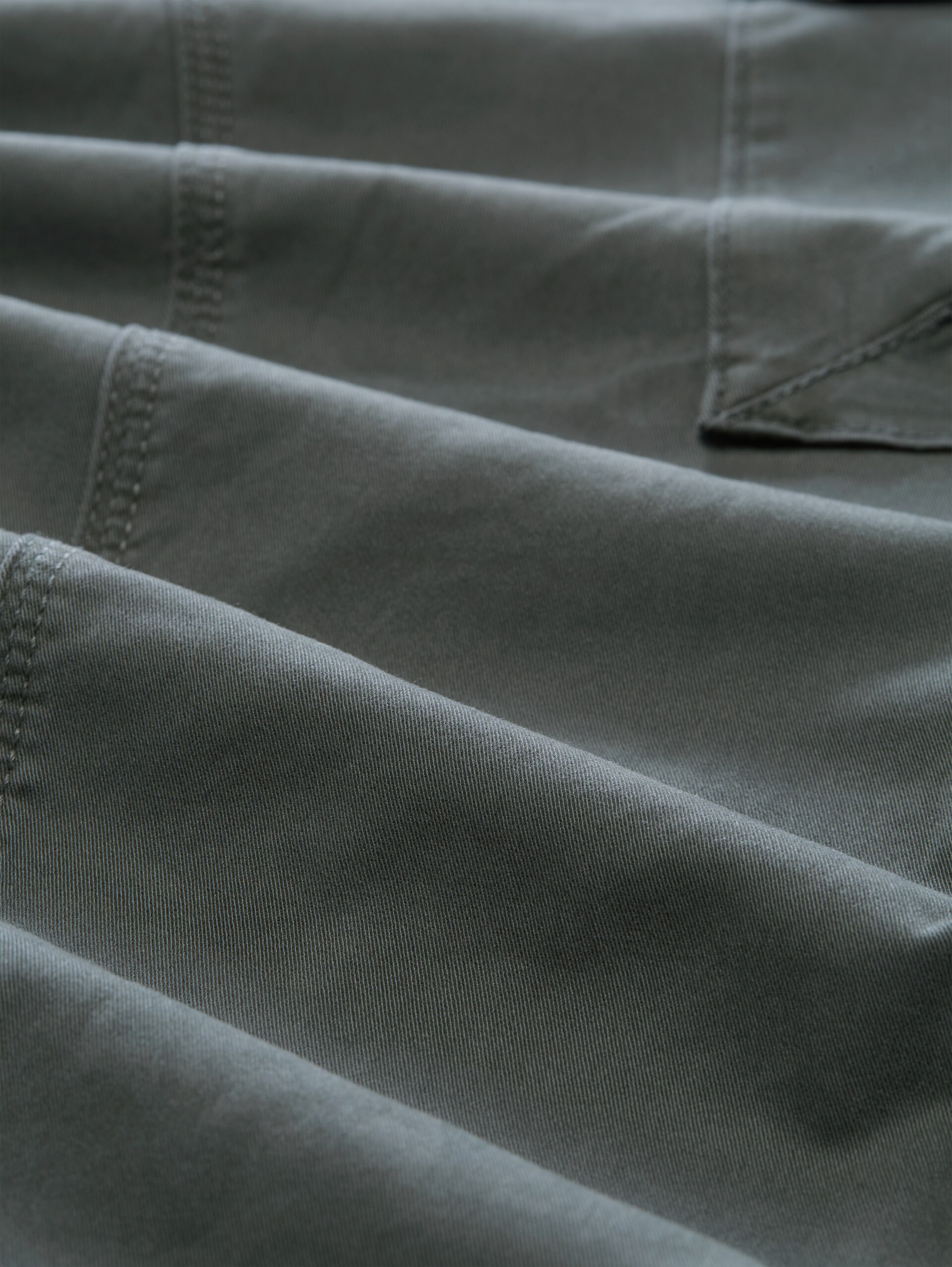 Plus Size - Regular Fit Cargo Hose im Washed-Look - Darkest Olive - Material-Ansicht