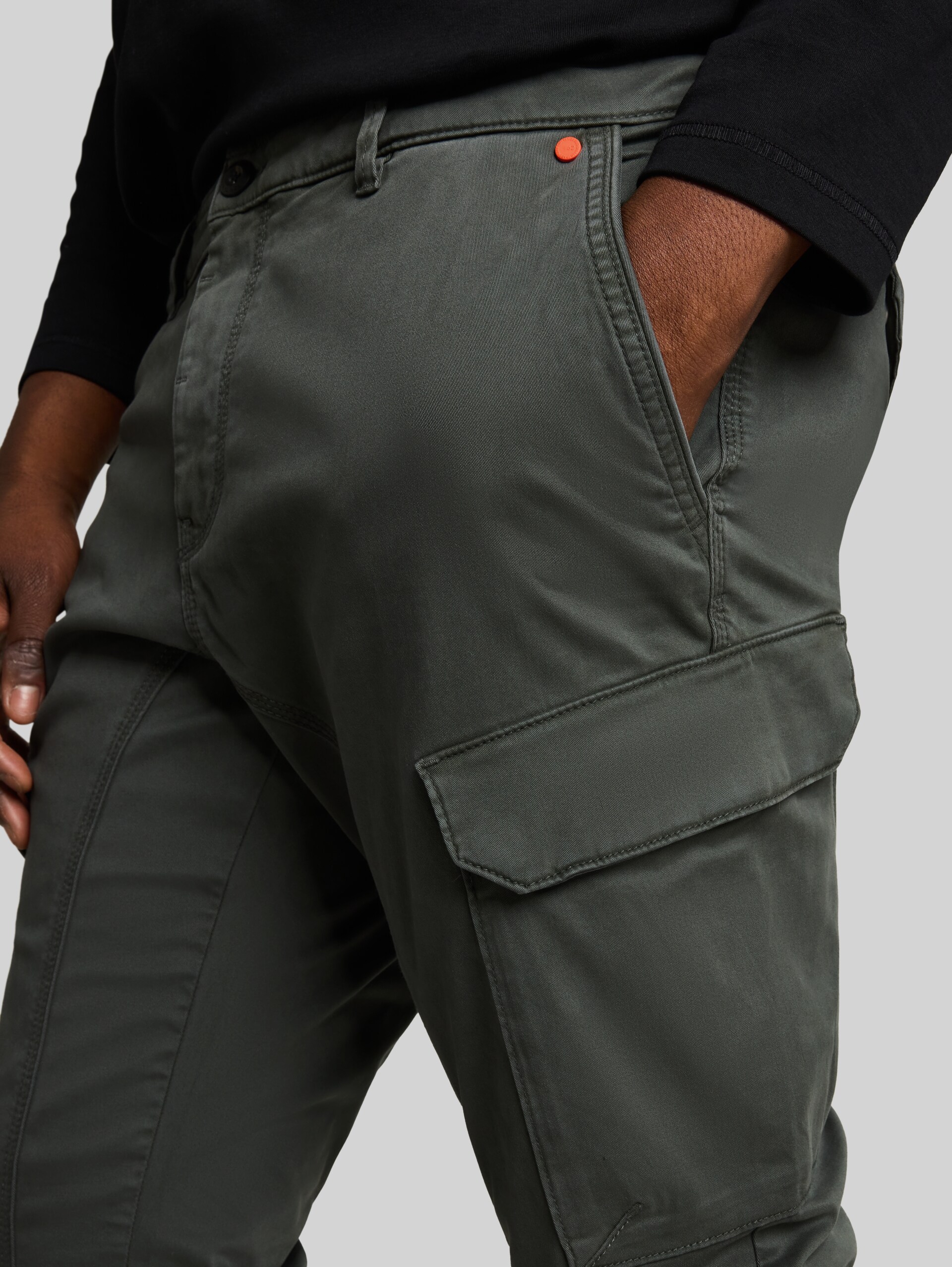 Plus Size - Regular Fit Cargo Hose im Washed-Look - Darkest Olive - Detail-Model-Ansicht