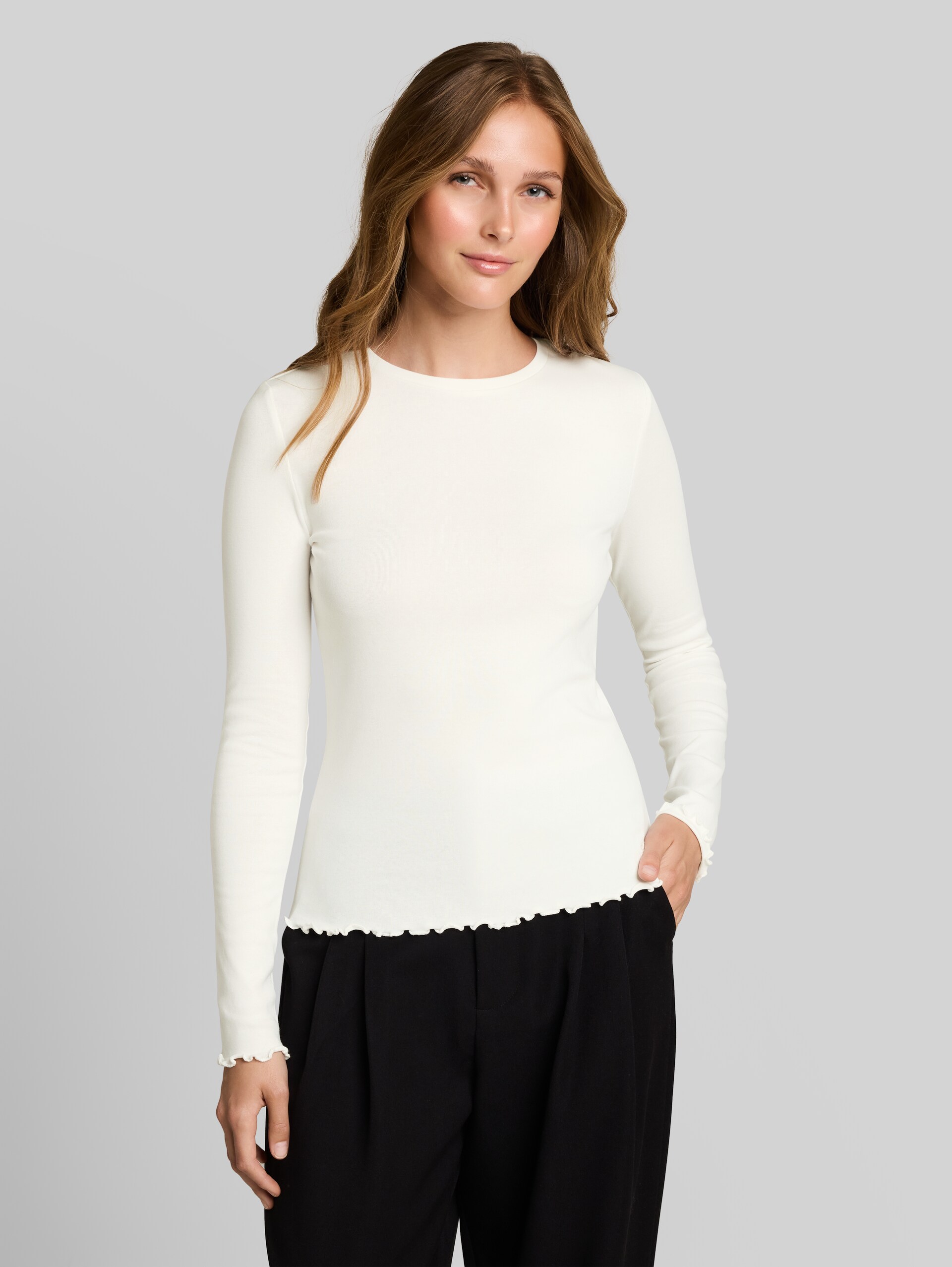 Slim fit T-shirt met lange mouwen en golvende zomen - off white - Nek model vooraanzicht
