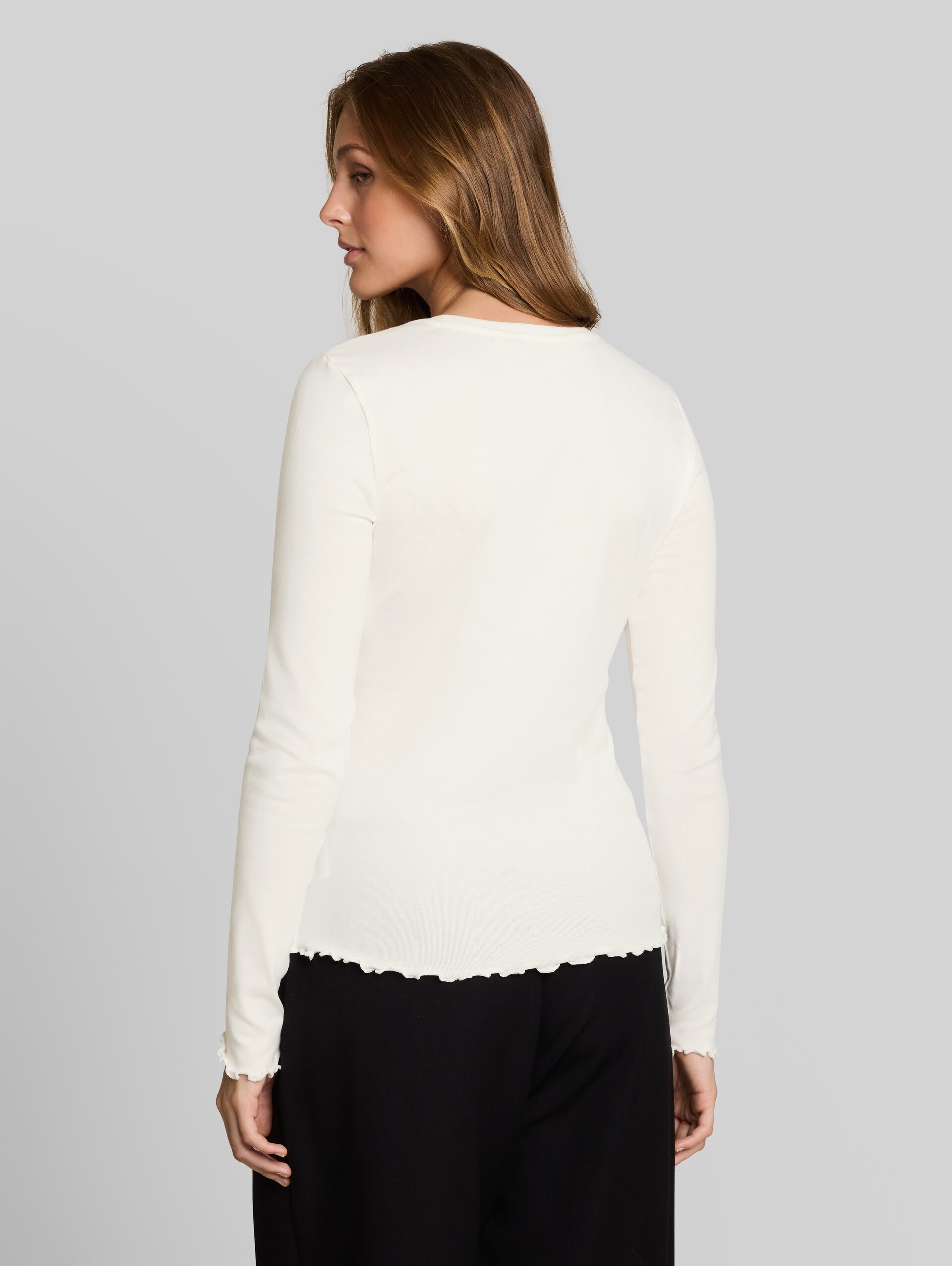 Slim fit T-shirt met lange mouwen en golvende zomen - off white - Neklijn model-achteraanzicht