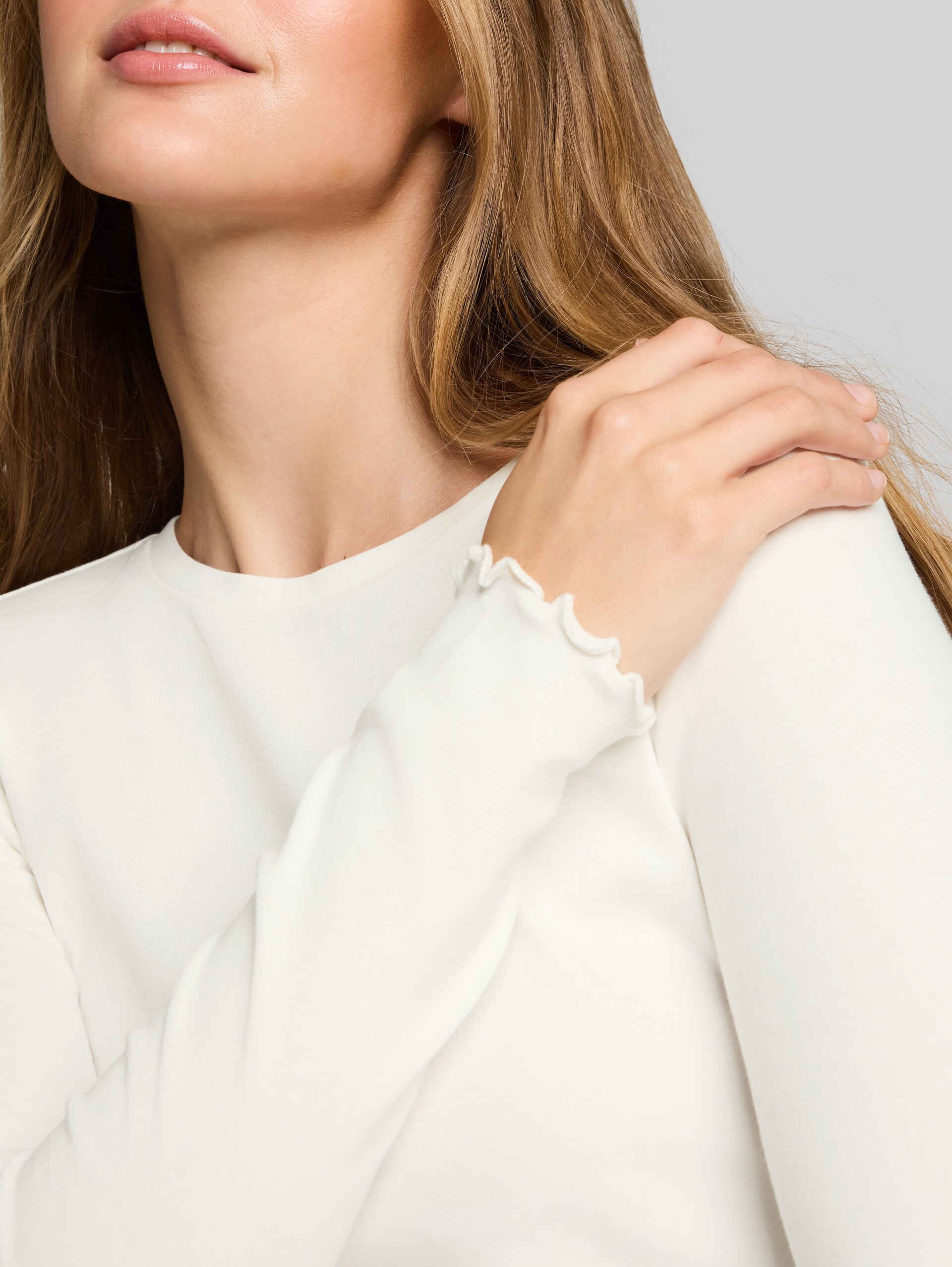 Slim fit T-shirt met lange mouwen en golvende zomen - off white - Detailaanzicht model