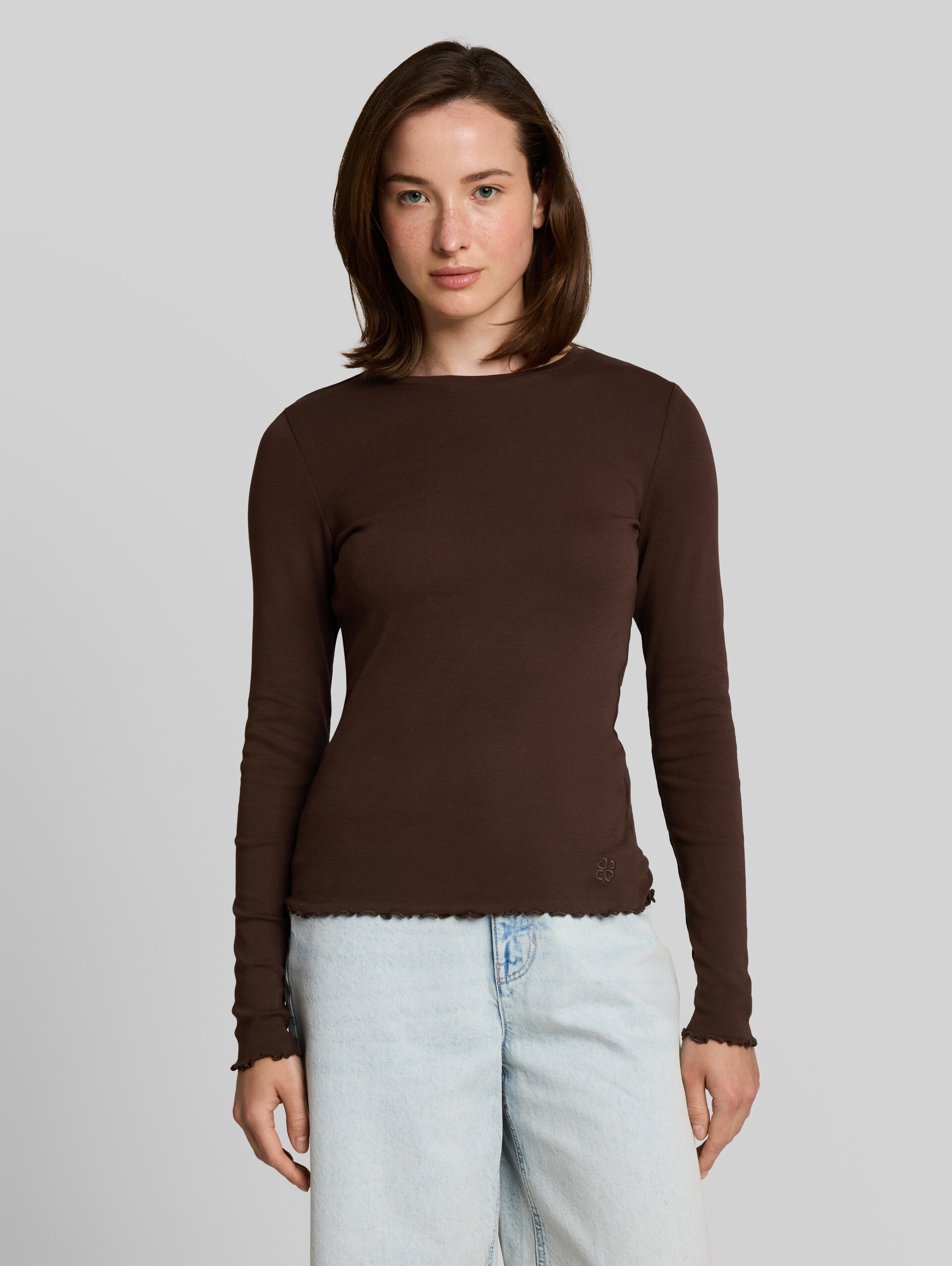 Slim Fit Langarmshirt mit gewellten Saumkanten - cool dark brown - Ausschnitt Model-Vorderansicht