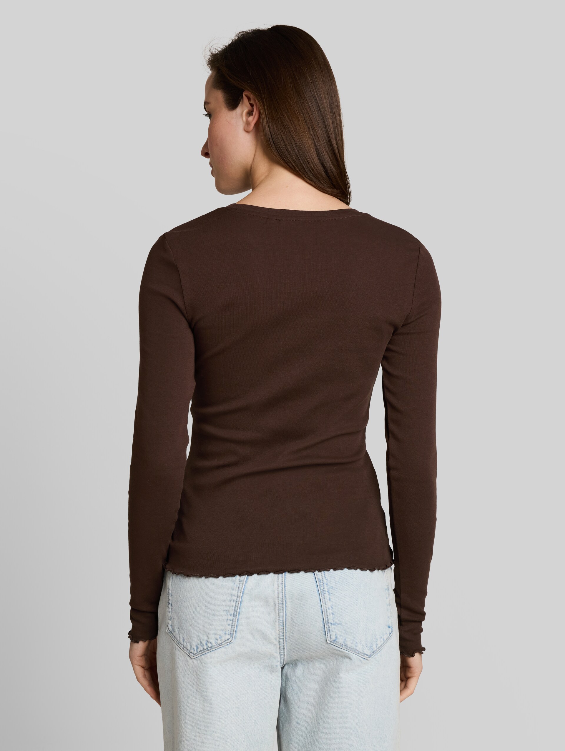 Slim Fit Langarmshirt mit gewellten Saumkanten - cool dark brown - Auschnitt Model-Rückansicht