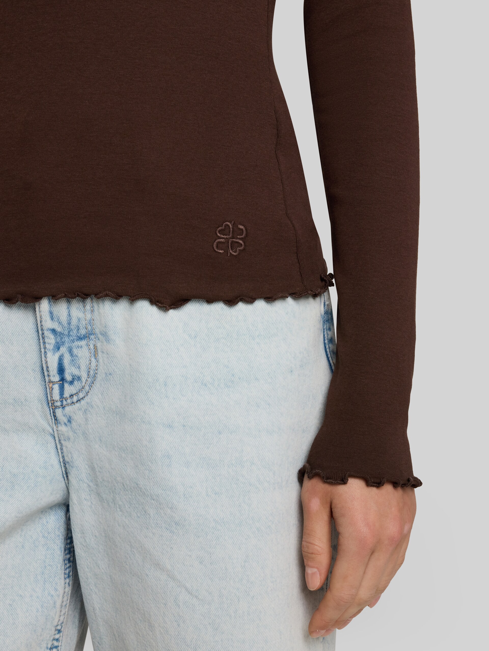 Slim Fit Langarmshirt mit gewellten Saumkanten - cool dark brown - Detail-Model-Ansicht