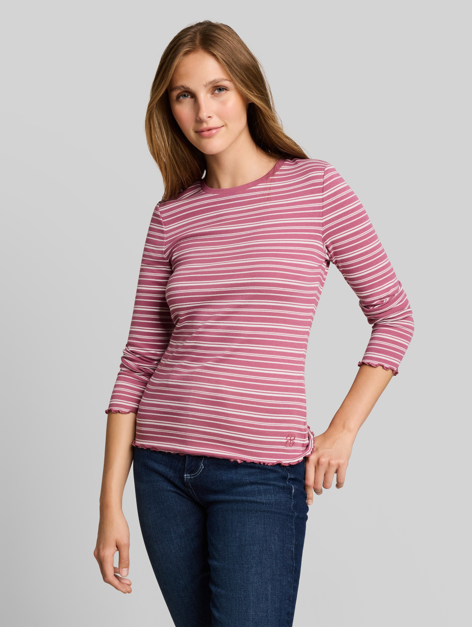 Slim Fit Langarmshirt mit gewellten Saumkanten - berry white irregular stripe - Ausschnitt Model-Vorderansicht