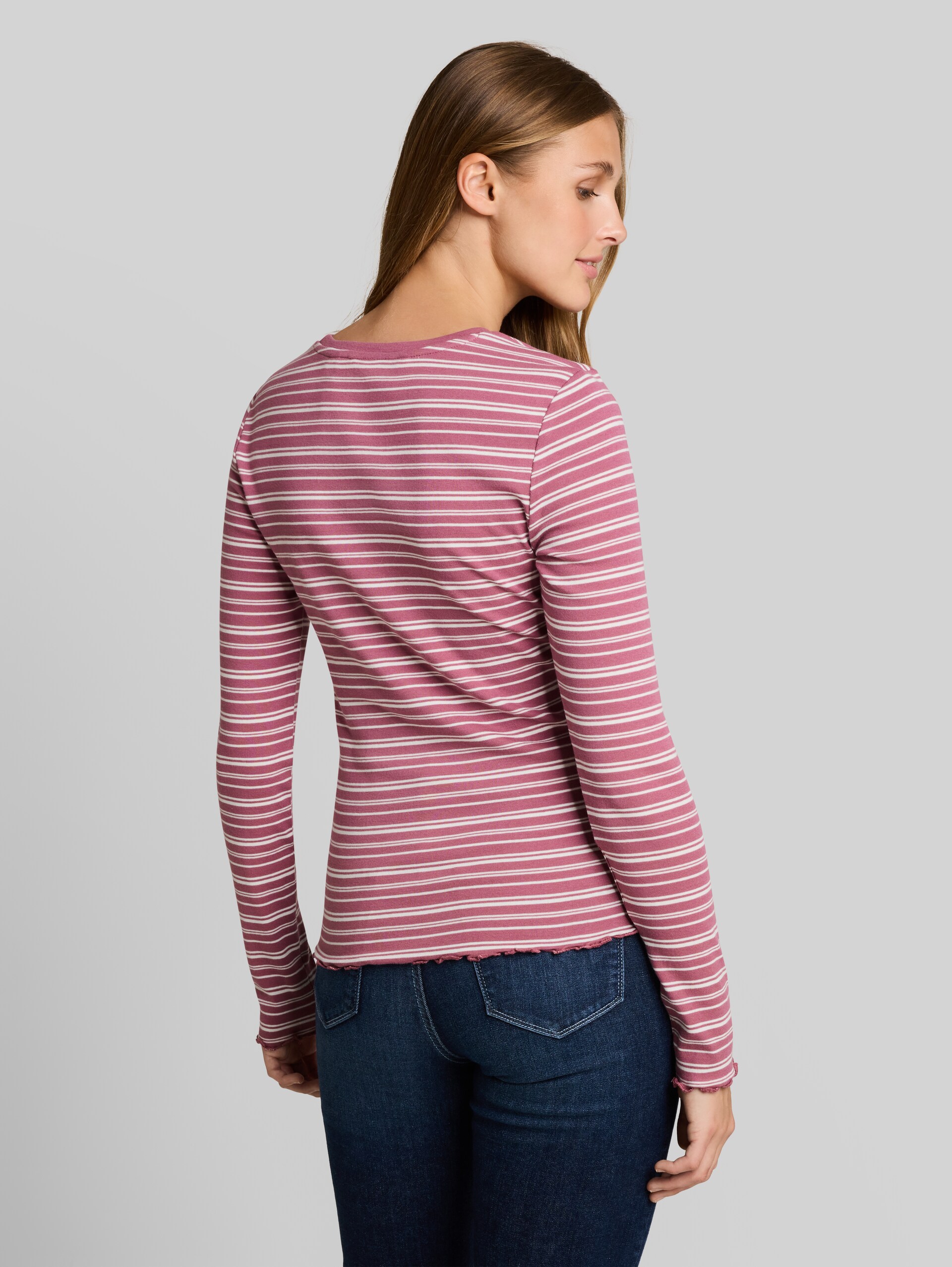 Slim Fit Langarmshirt mit gewellten Saumkanten - berry white irregular stripe - Auschnitt Model-Rückansicht