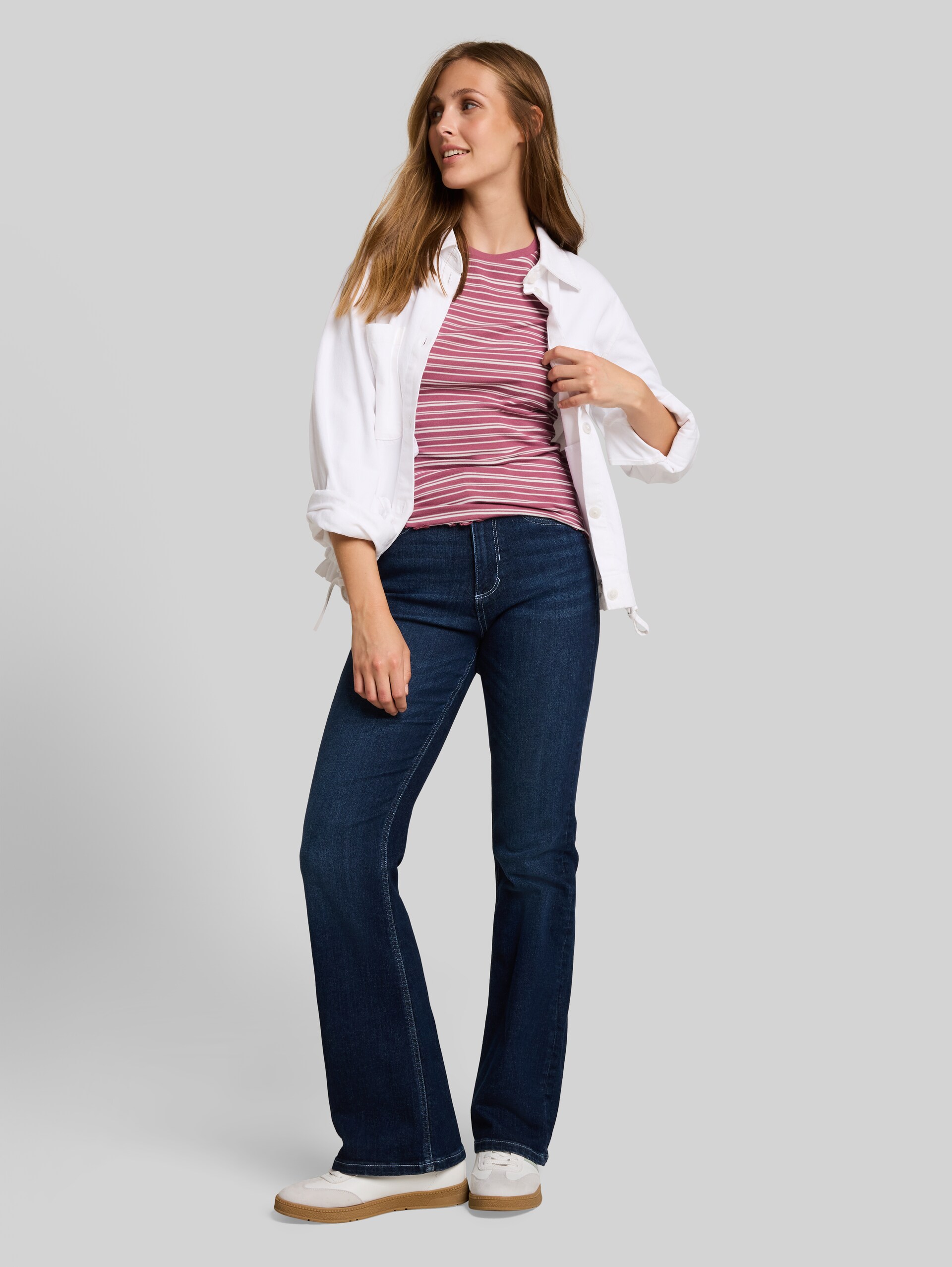 Slim Fit Langarmshirt mit gewellten Saumkanten - berry white irregular stripe - Model-Vorderansicht