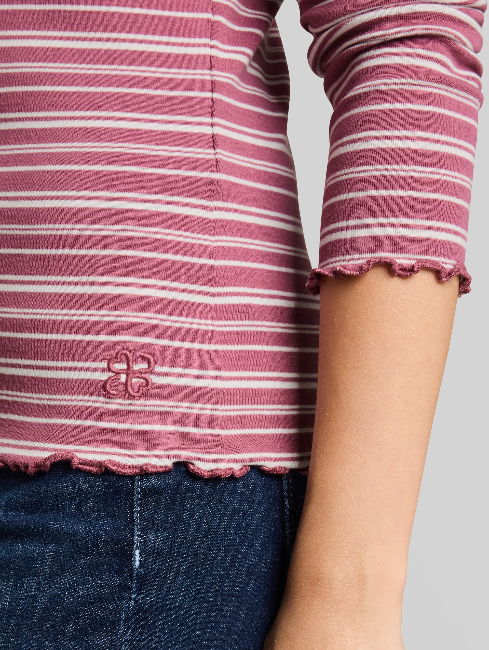 Slim Fit Langarmshirt mit gewellten Saumkanten - berry white irregular stripe - Detail-Model-Ansicht
