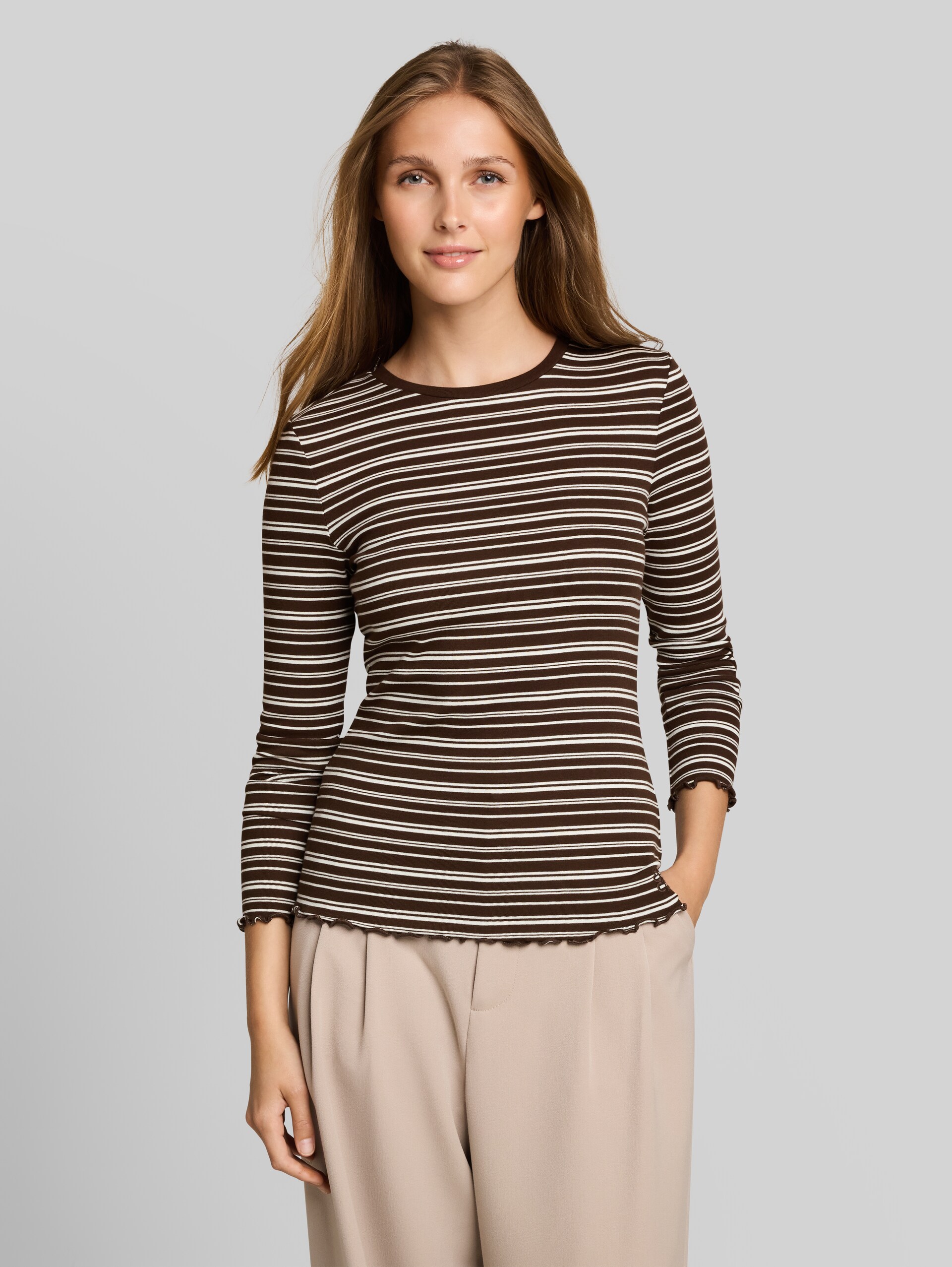 Slim Fit Langarmshirt mit gewellten Saumkanten - brown white irregular stripe - Ausschnitt Model-Vorderansicht