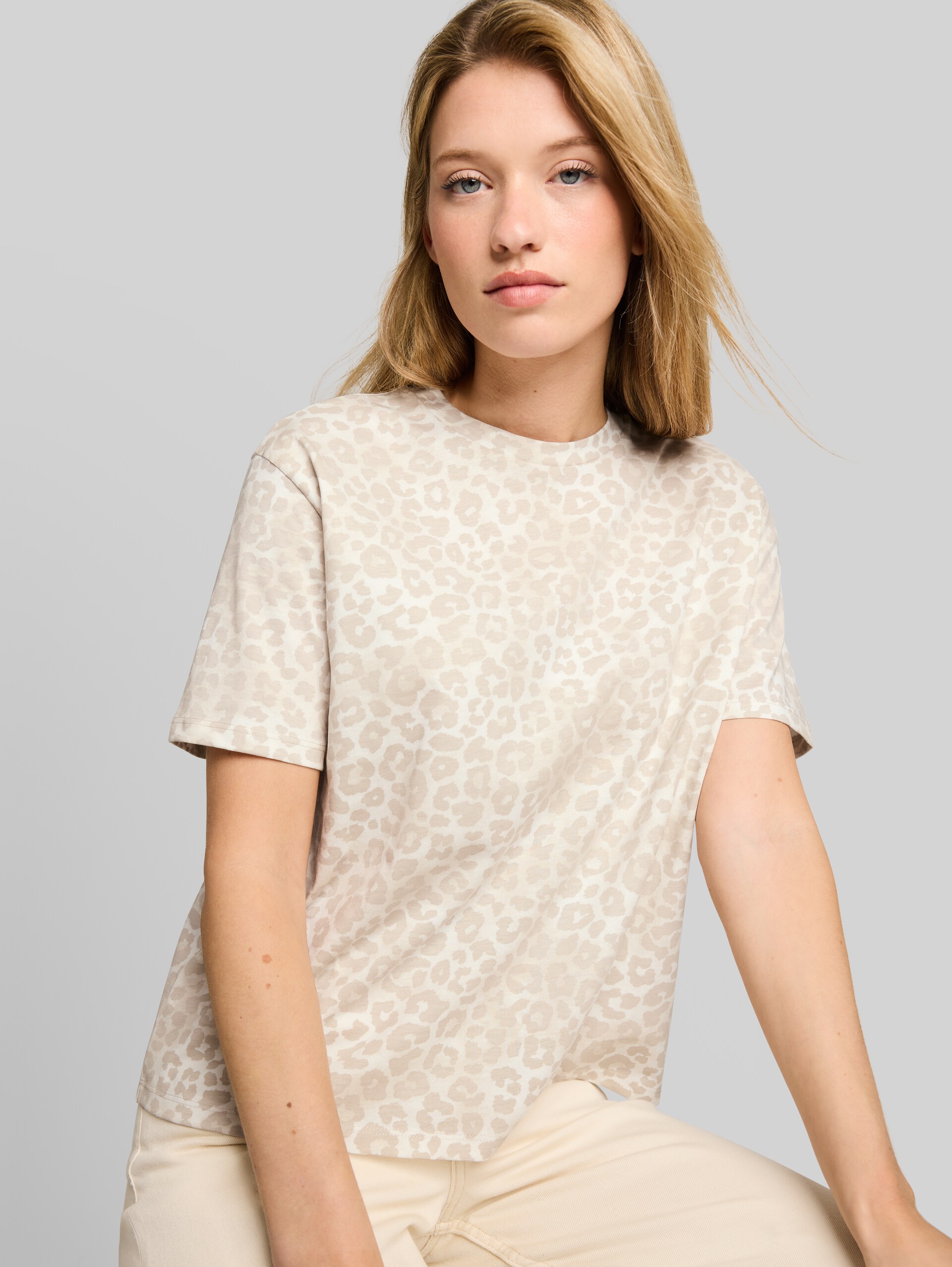 Boxy Fit T-Shirt with Leopard Print - beige tonal leo print - Detail model view