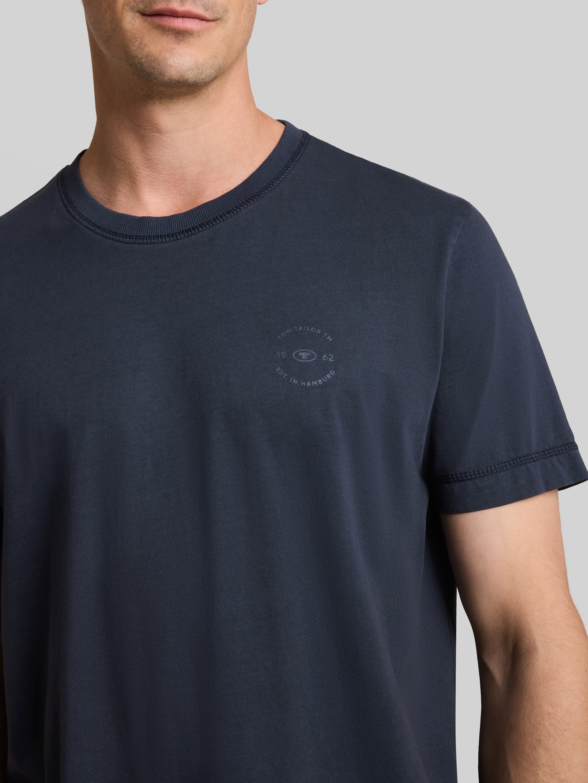 T-shirt met logoprint - sky captain blue - Detailaanzicht model