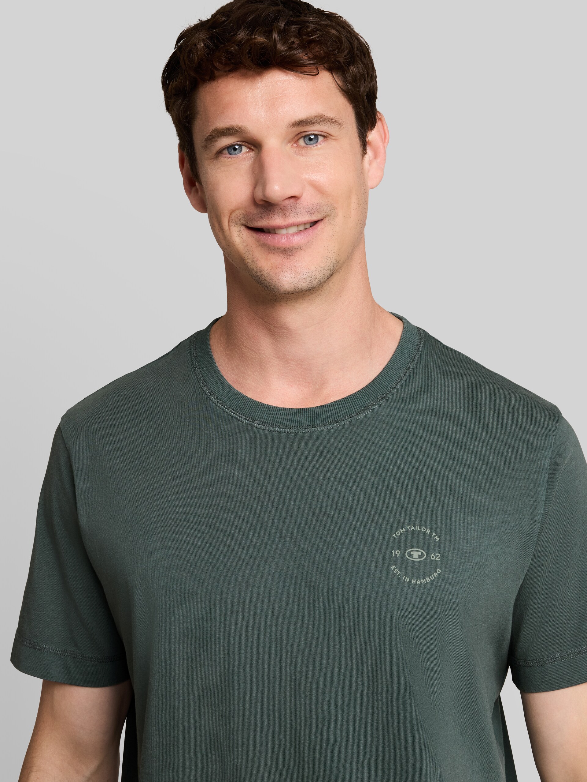 T-shirt met logoprint - Darkest Olive - Detailaanzicht model
