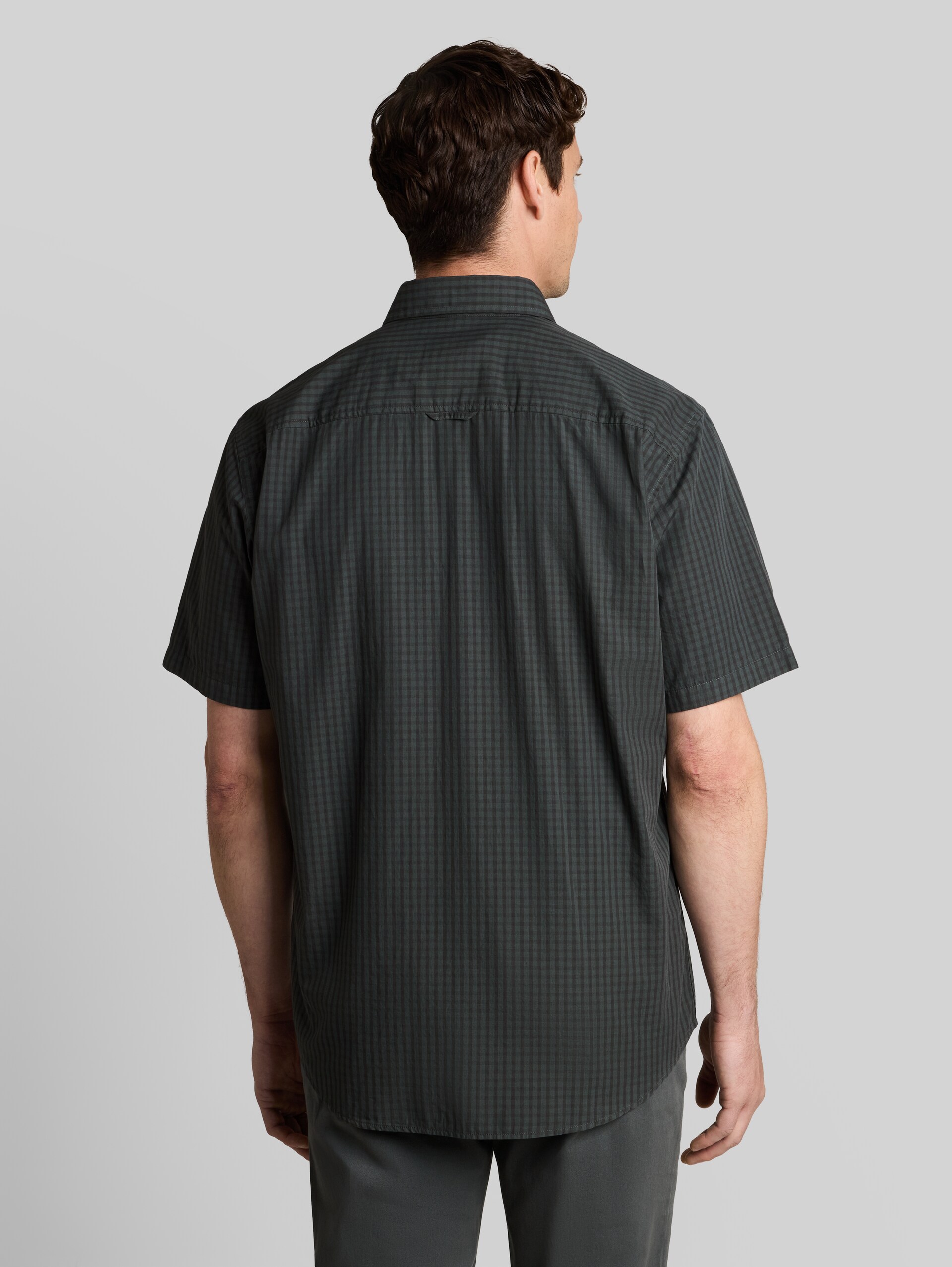 Regular fit overhemd met korte mouwen en ruitpatroon - darkest olive check - Neklijn model-achteraanzicht