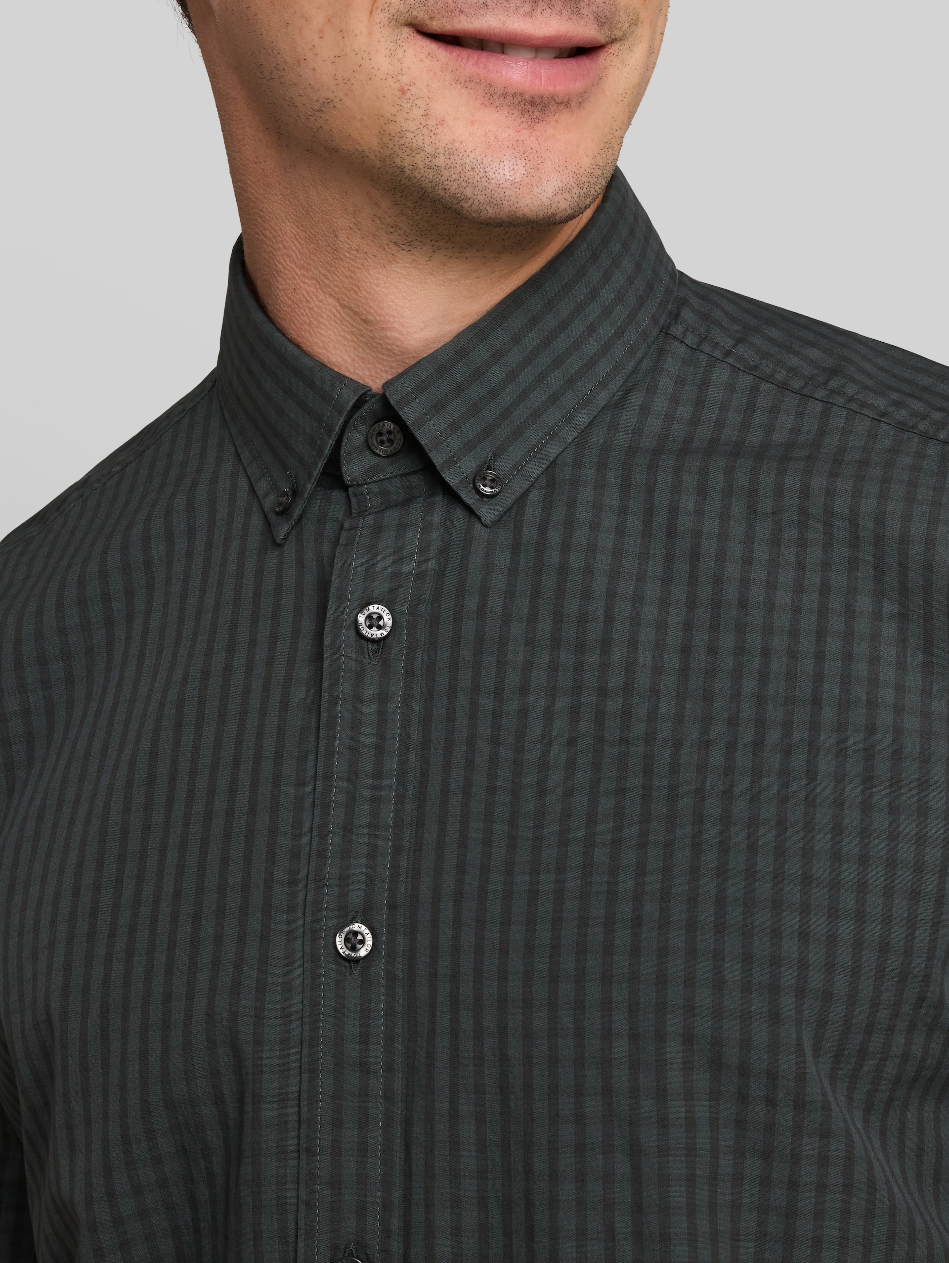 Regular fit overhemd met korte mouwen en ruitpatroon - darkest olive check - Detailaanzicht model