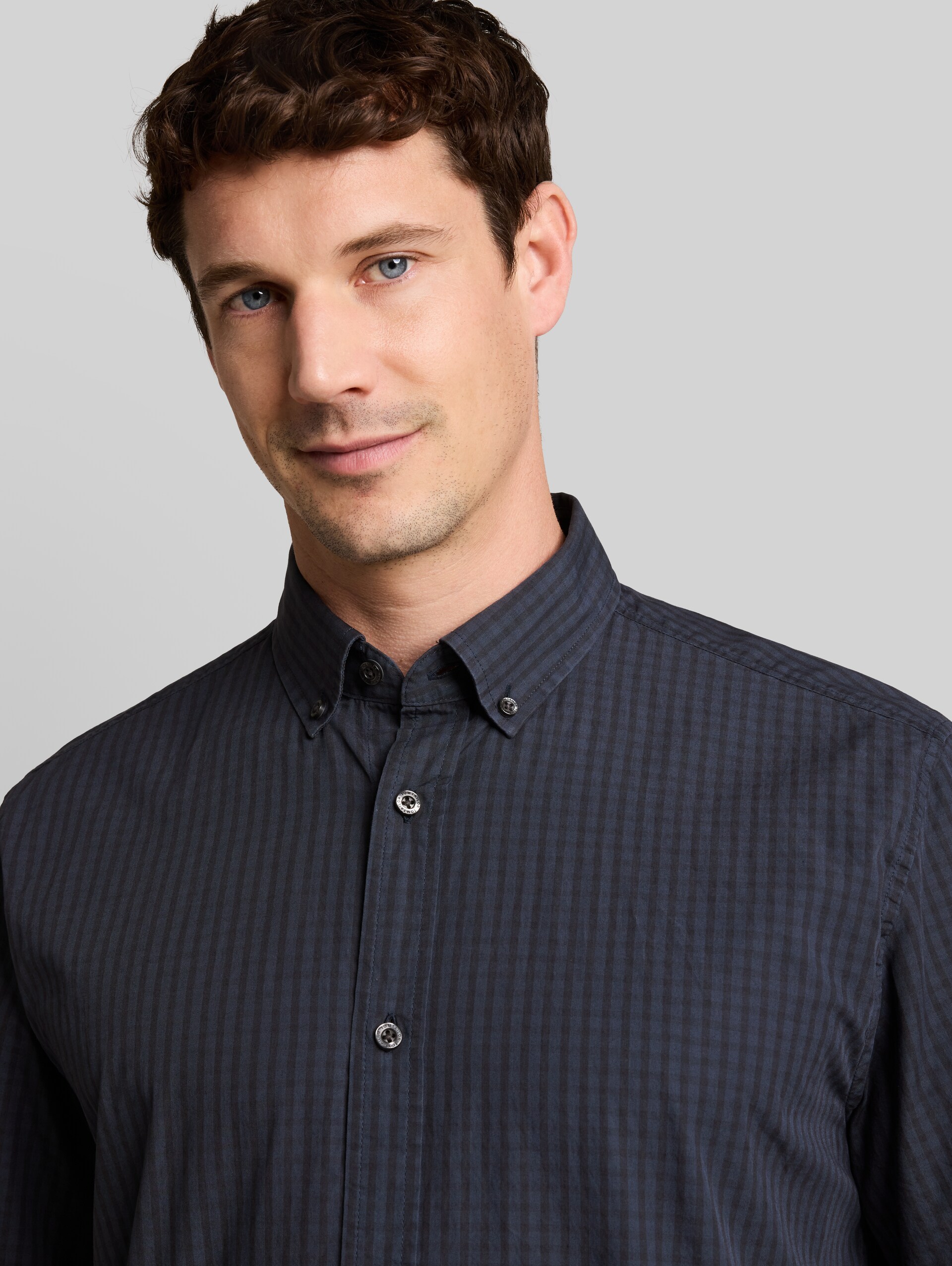 Regular fit overhemd met korte mouwen en ruitpatroon - navy check - Detailaanzicht model